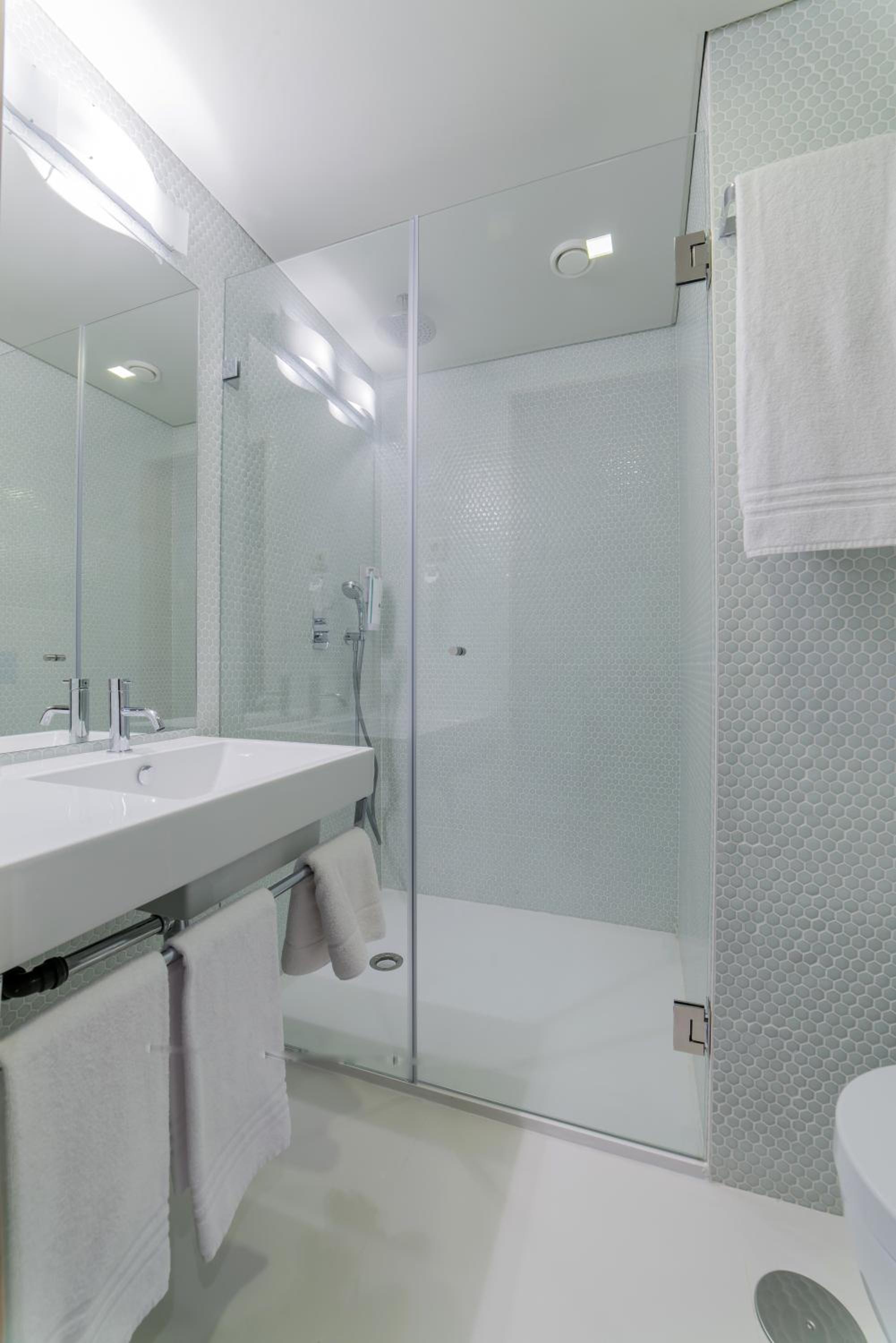 Standard Double Room - Photo 8