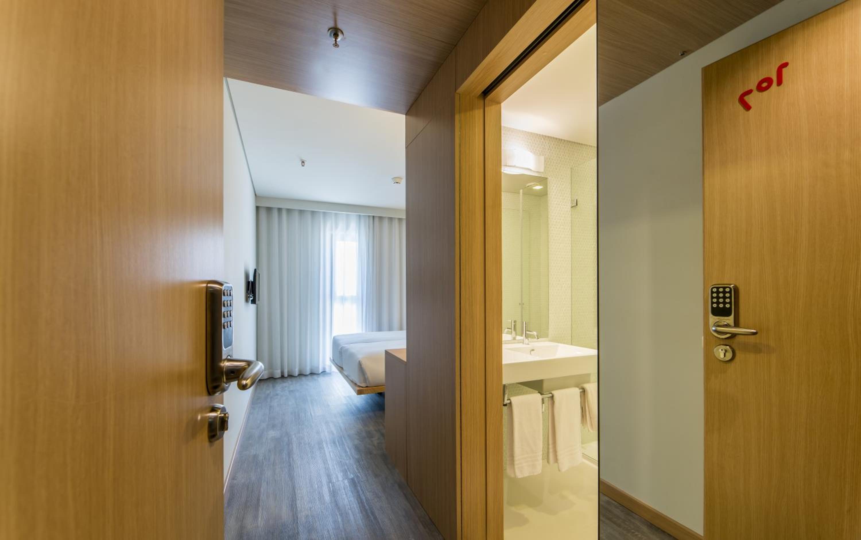 Standard Twin Room - Photo 4