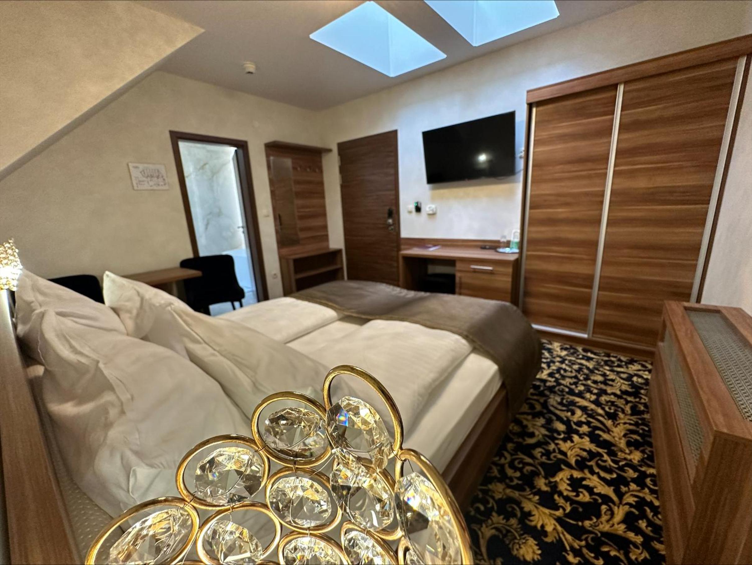 Standard Queen Room - Attic photo 1