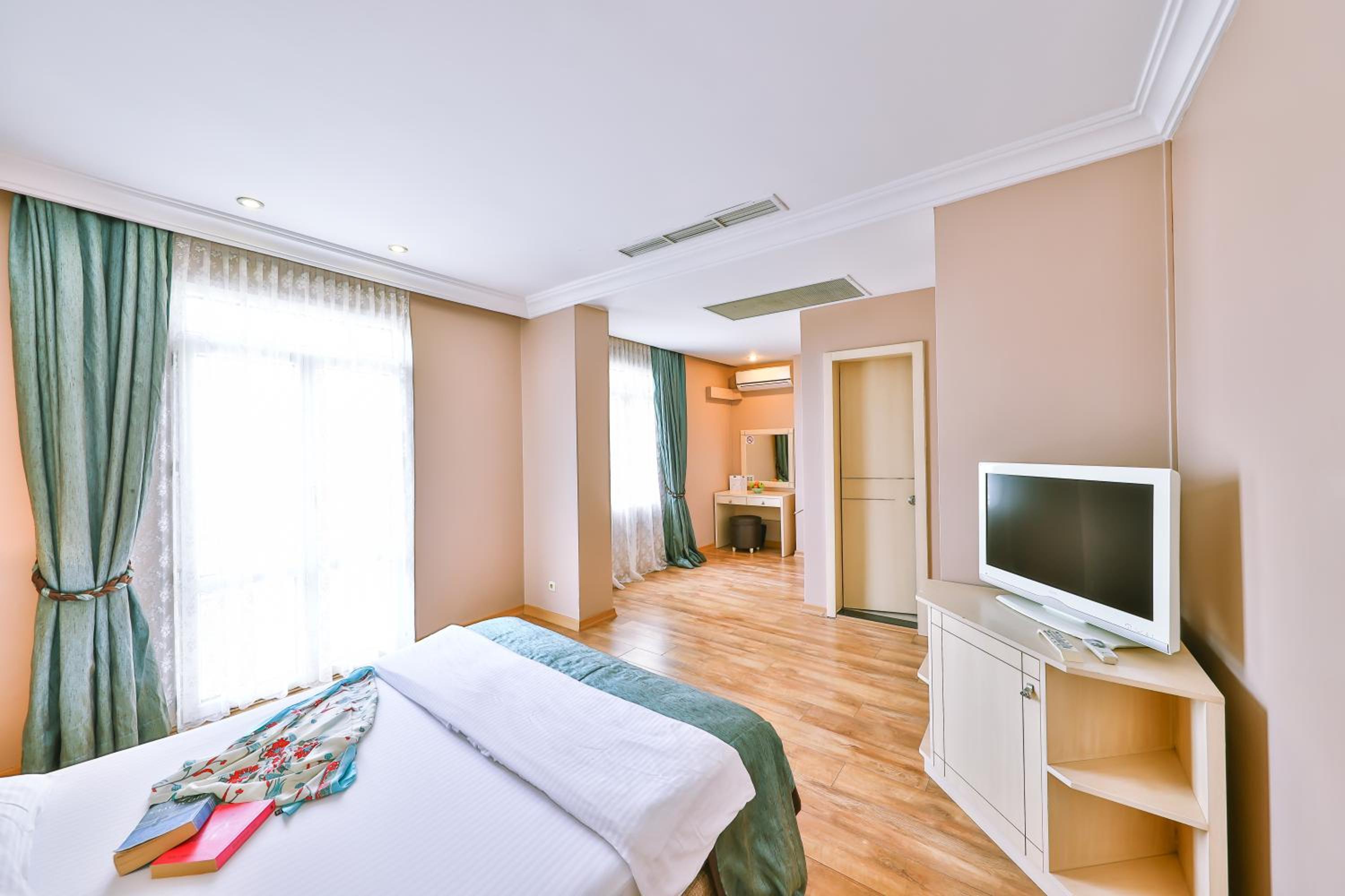 Deluxe Double Room with Balcony and Sea View