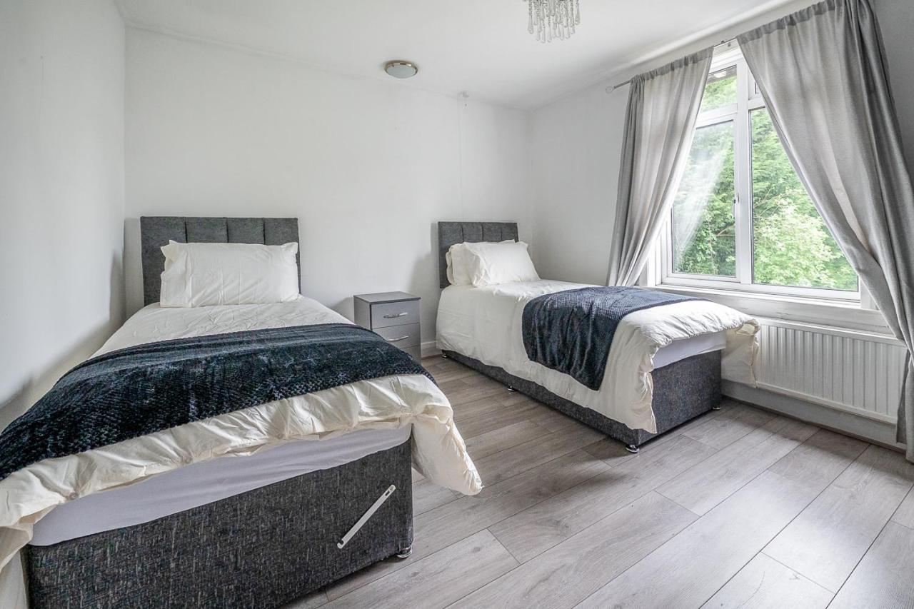 Five-Bedroom House photo 2