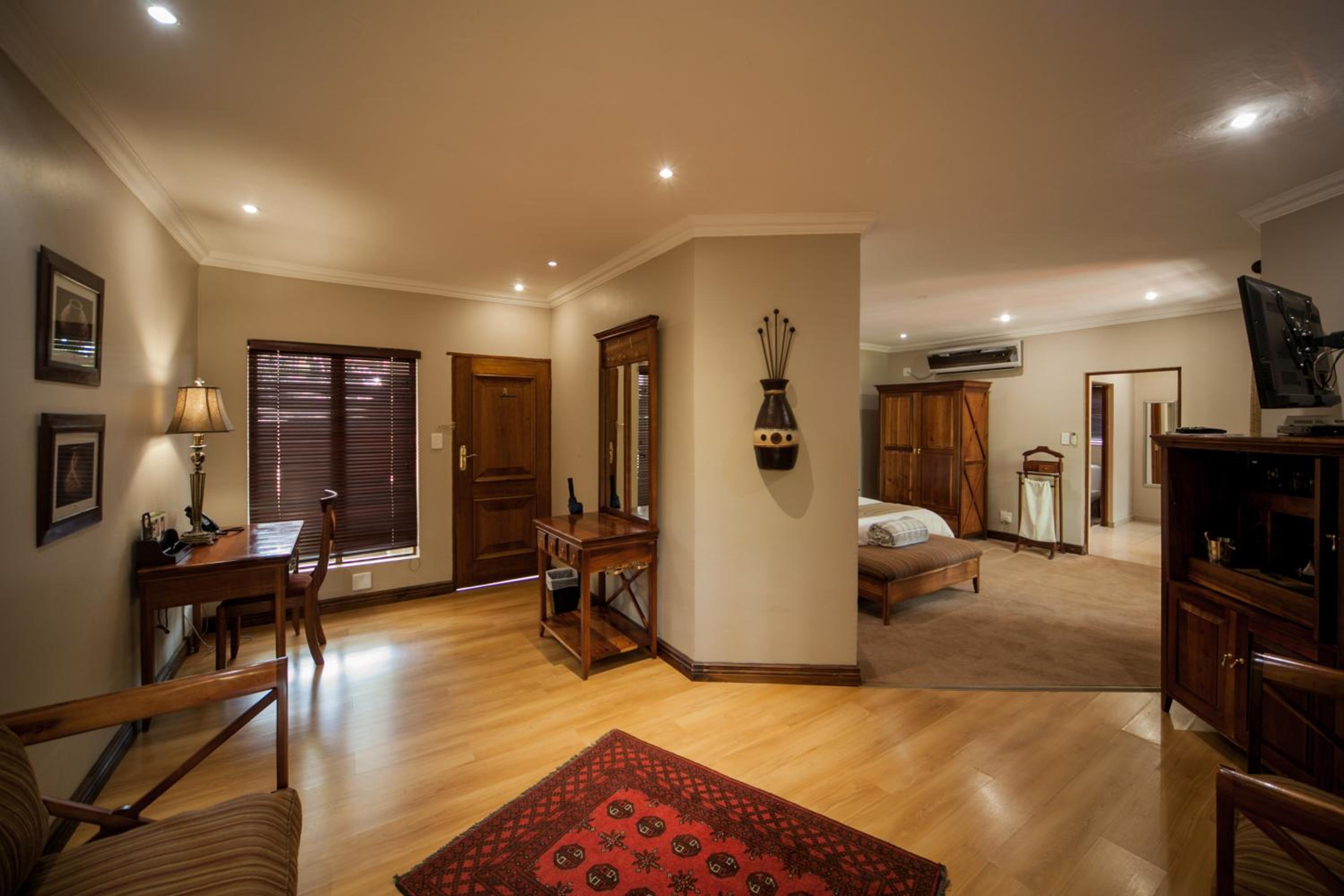 Executive Suite - Photo 2