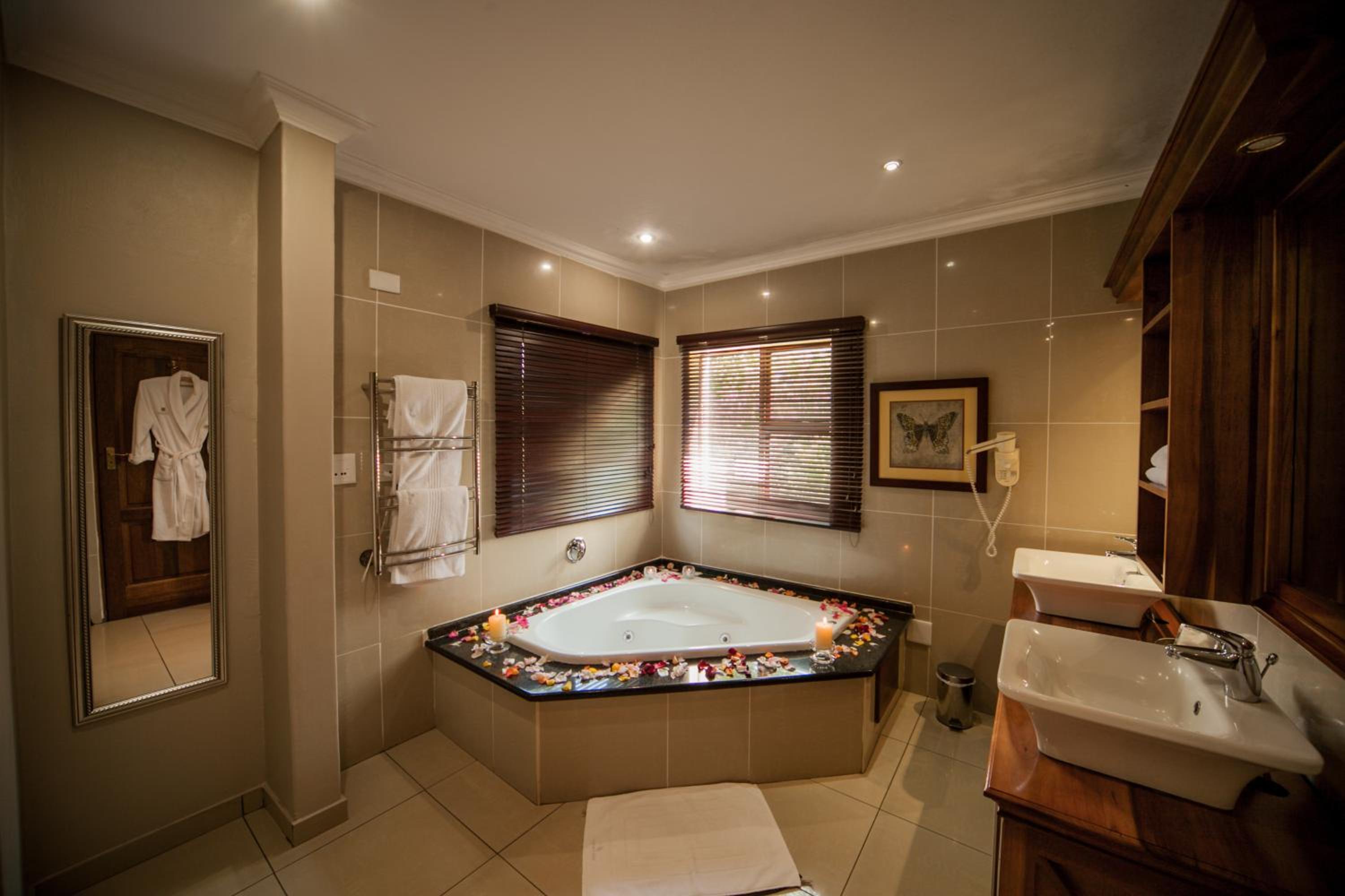 Executive Suite - Photo 4