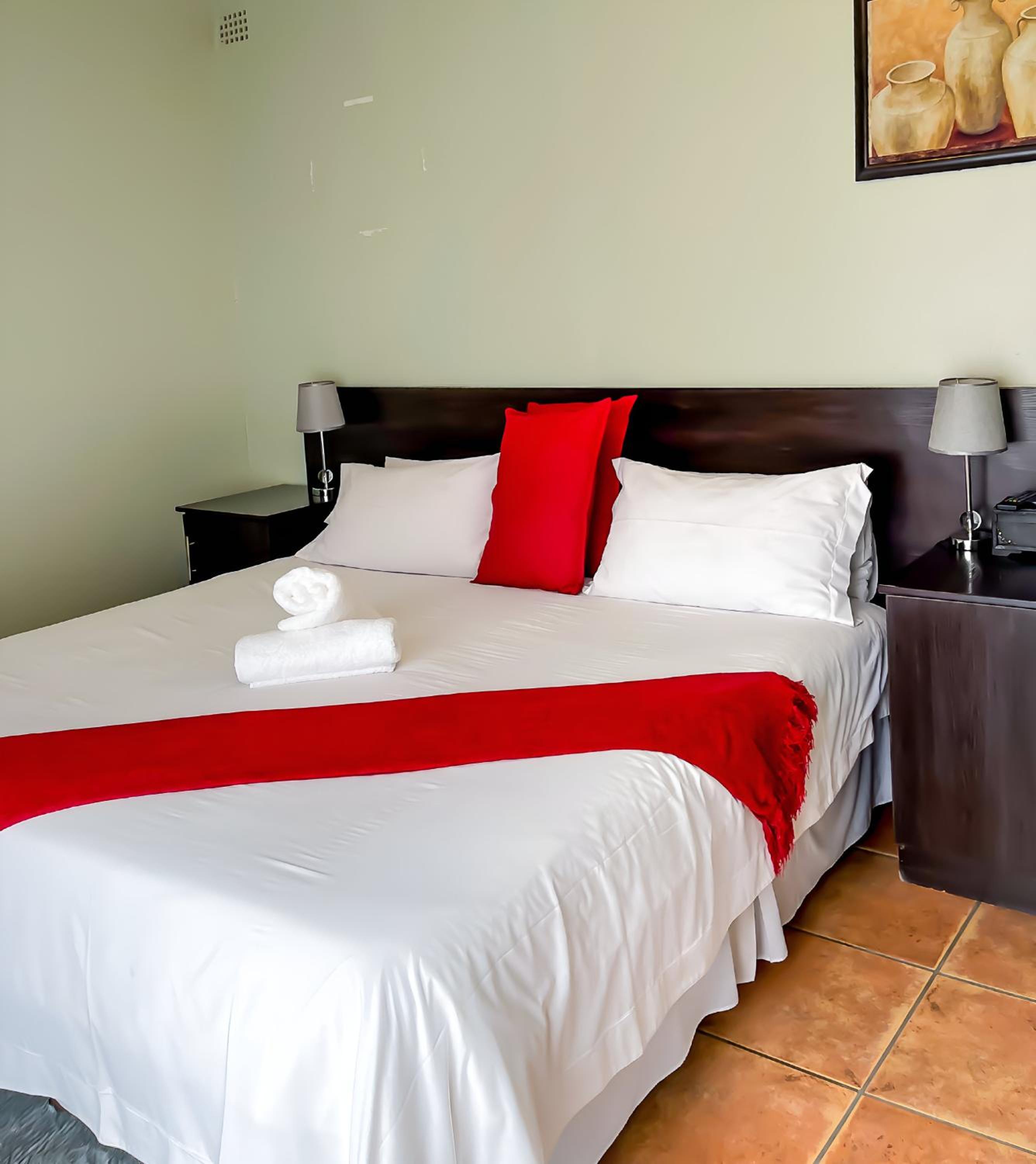 Double or Twin Room with Private Bathroom - Photo 11