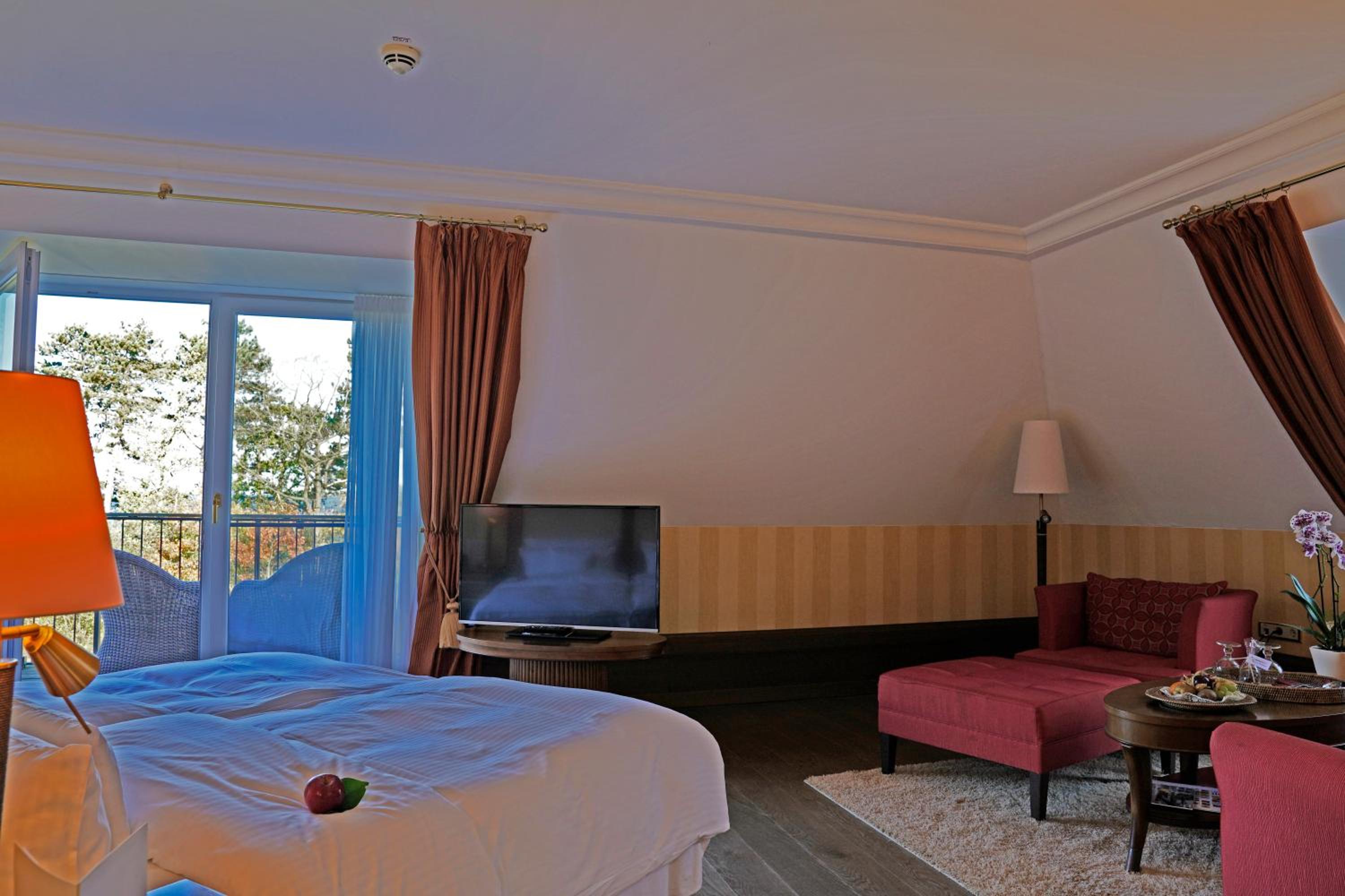 Deluxe Double Room with Balcony thumbnail 5