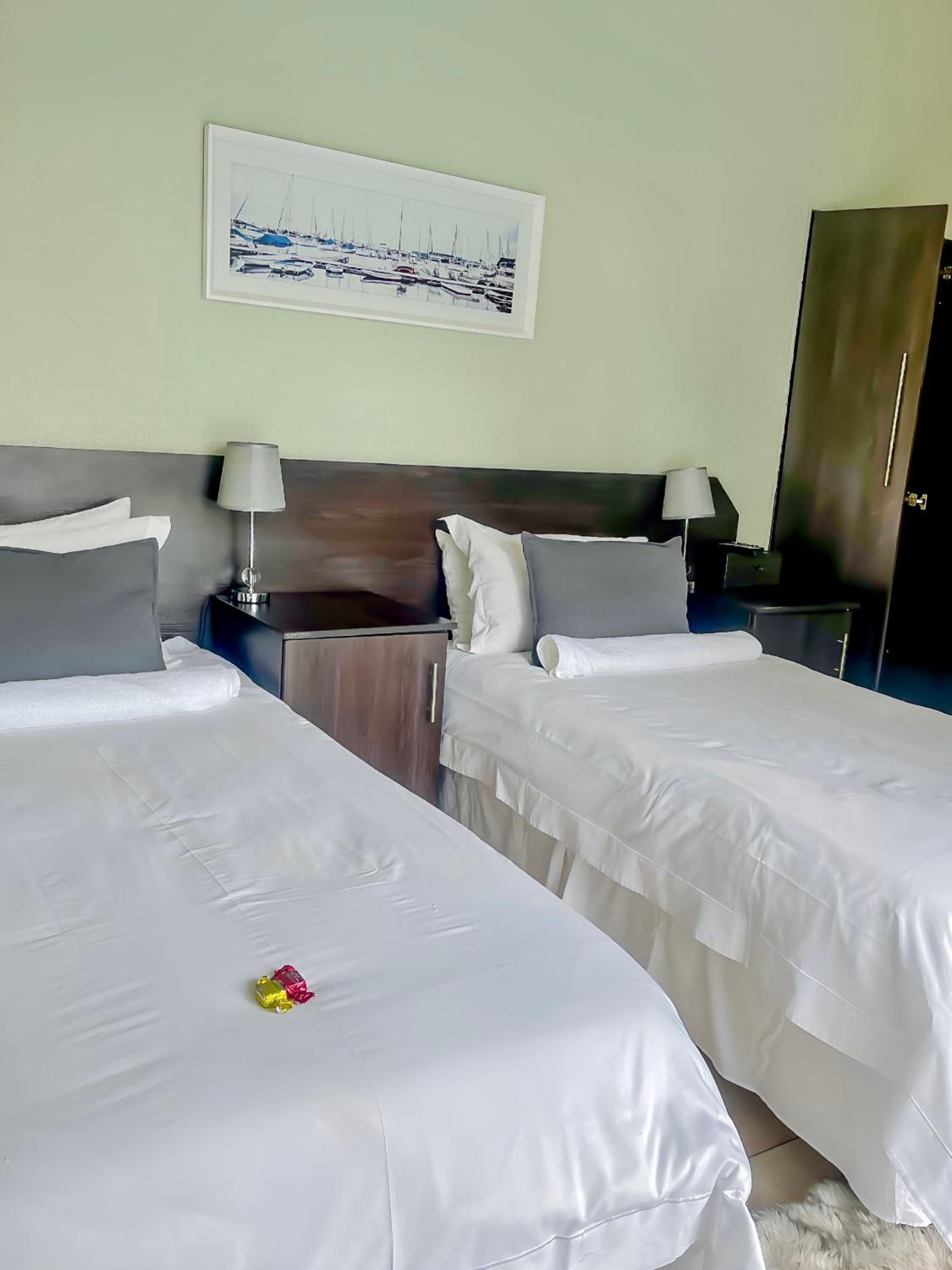 Double or Twin Room with Private Bathroom - Photo 13