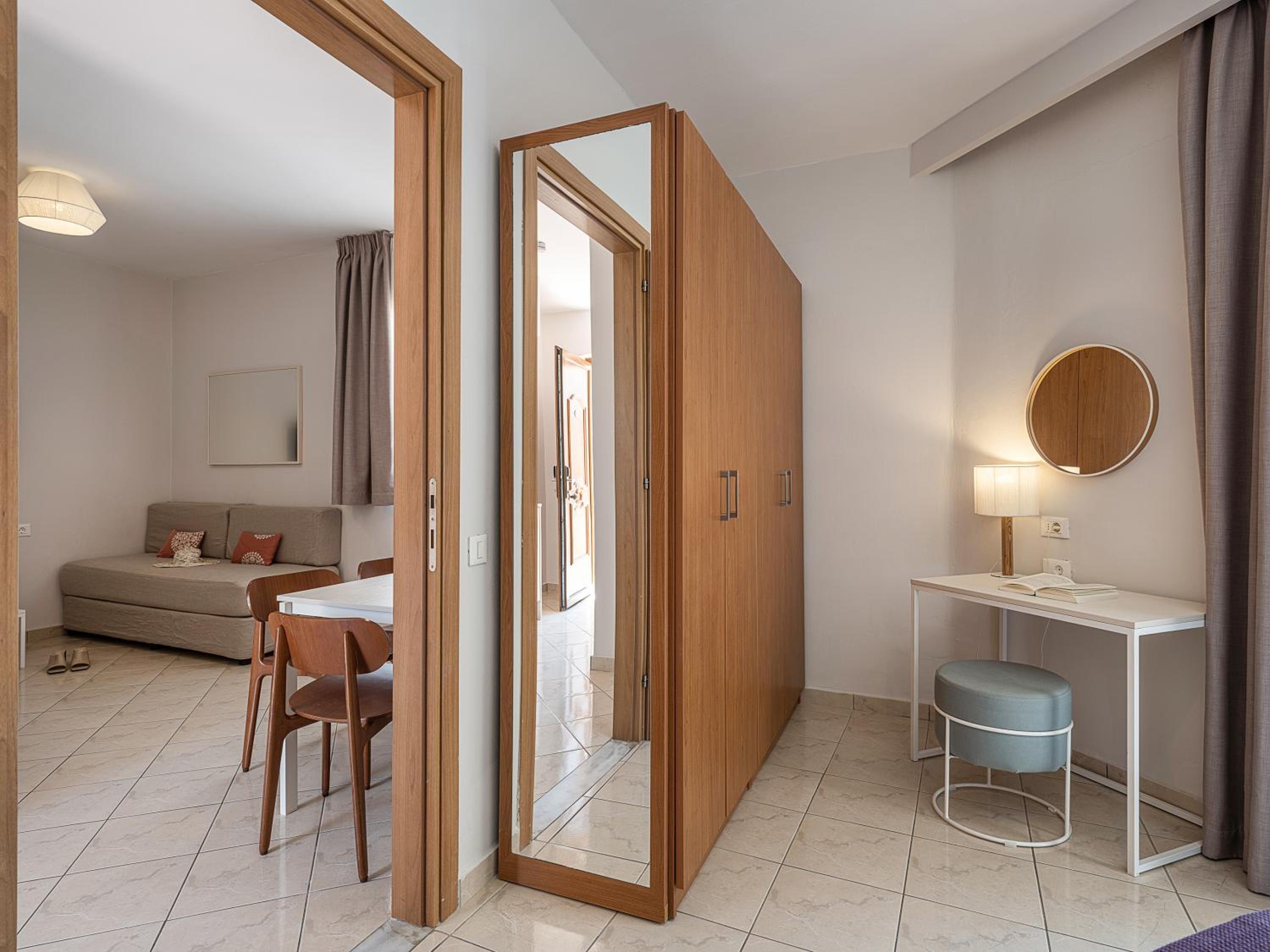 One-Bedroom Apartment Inland View photo 2