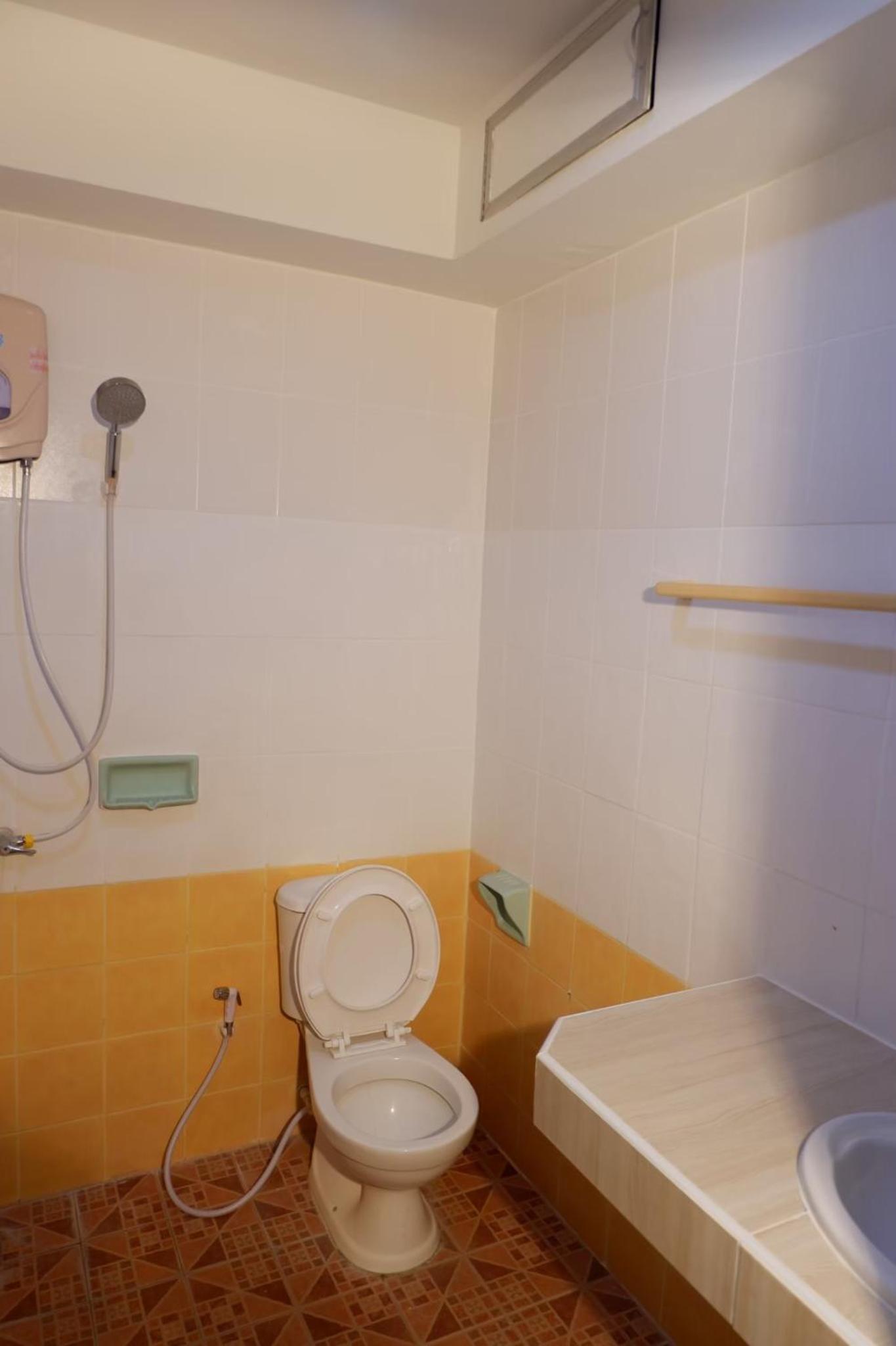 Standard Twin Room - Photo 4