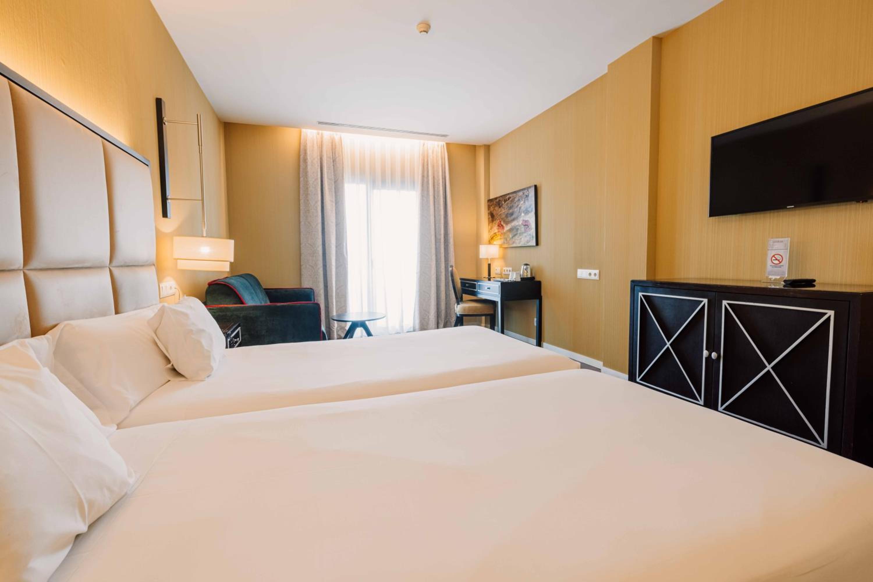 Standard Twin Room - Photo 1