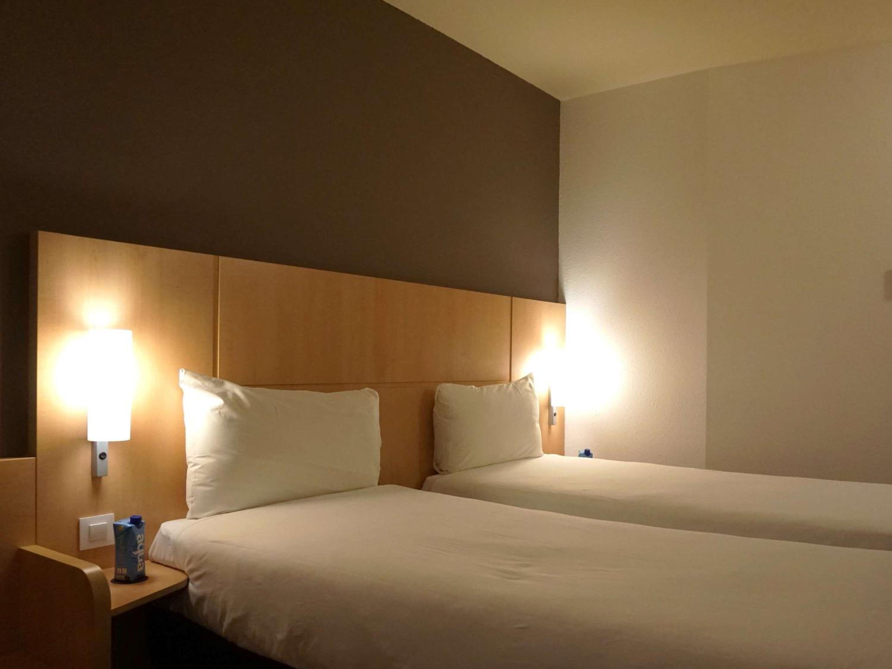 Standard Twin Room - Photo 5