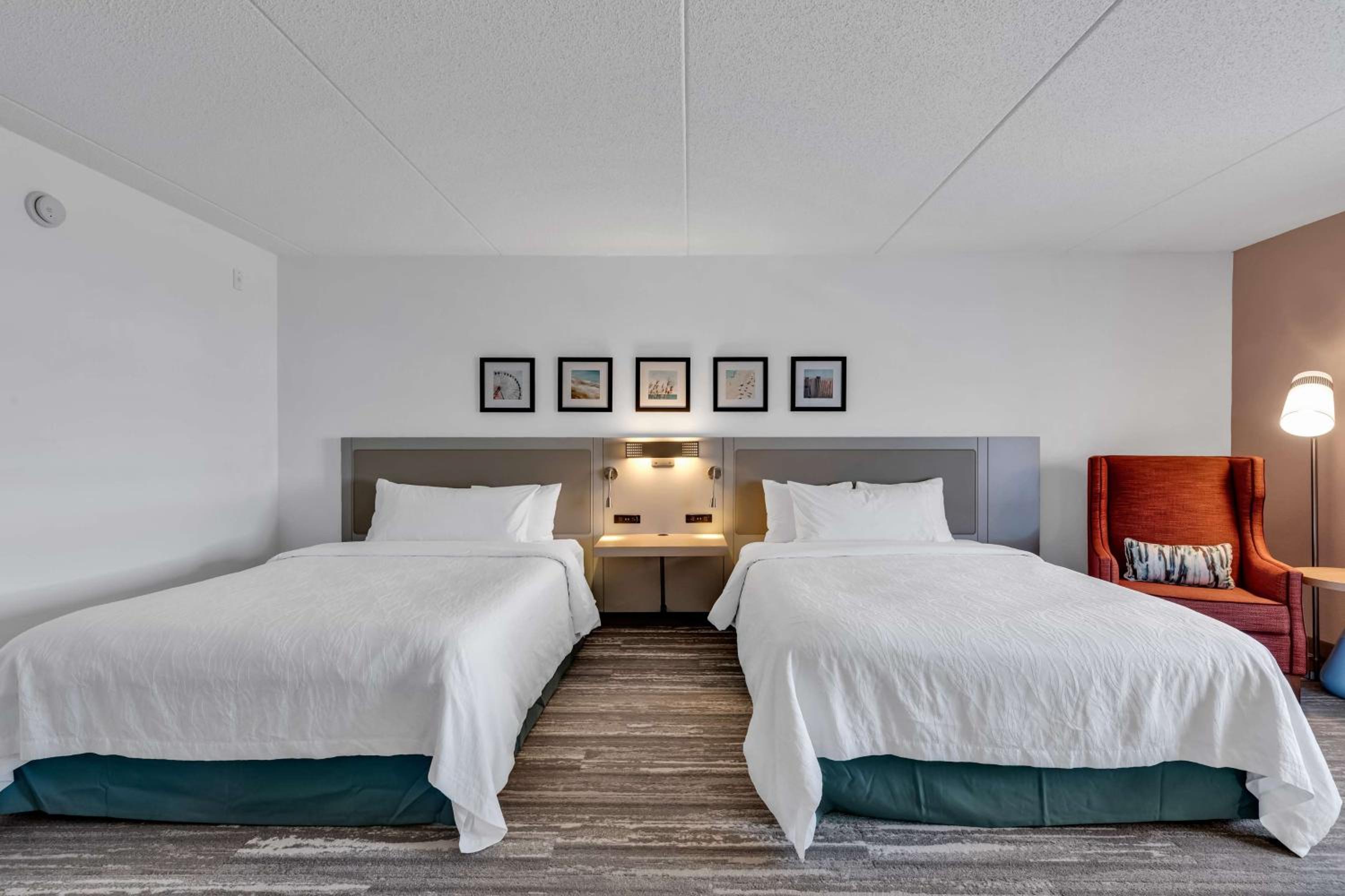 Queen Room with Two Queen Beds and Accessible Tub - Mobility Access - Photo 3