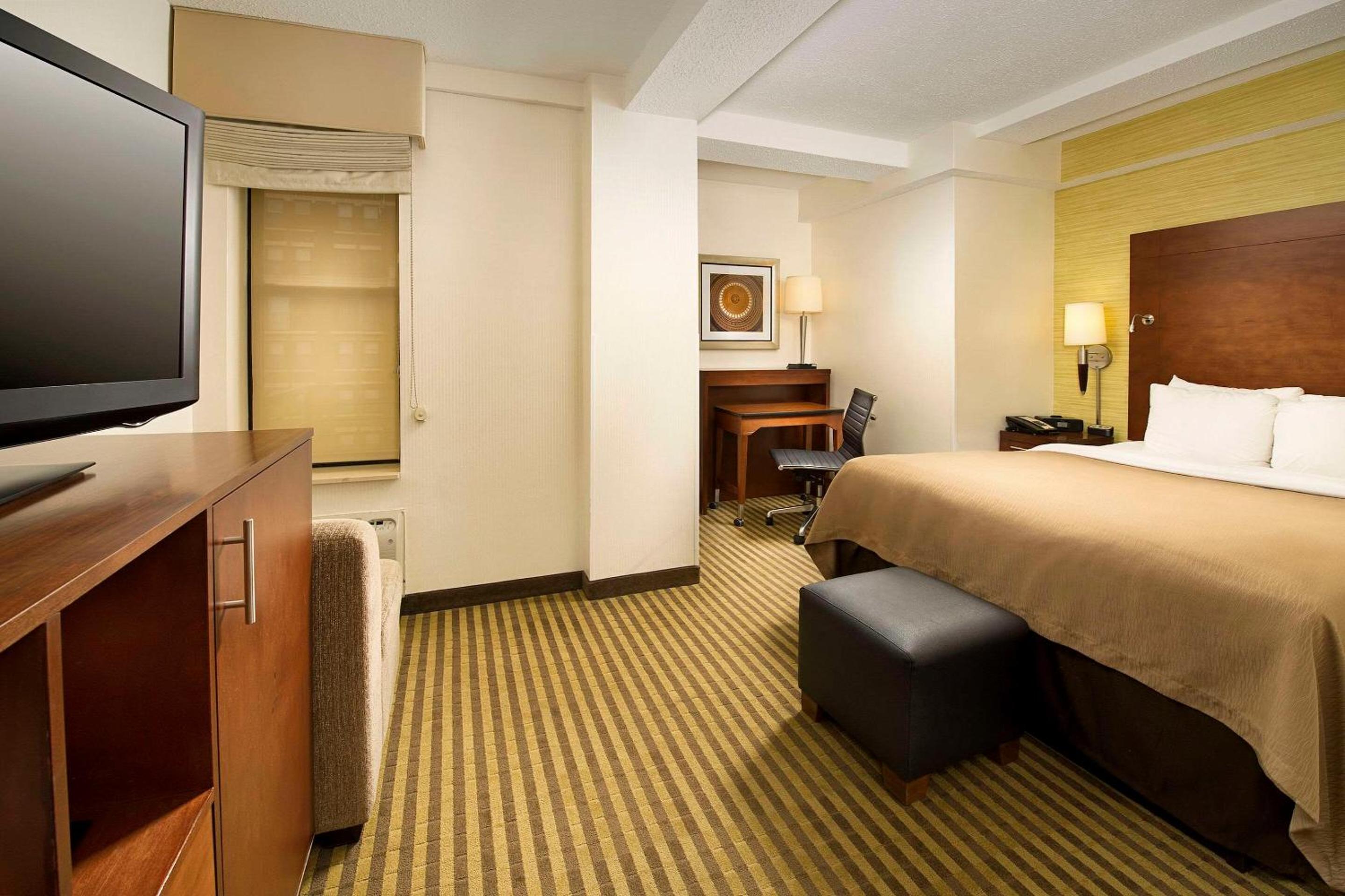 King Room - Non-Smoking - Photo 2
