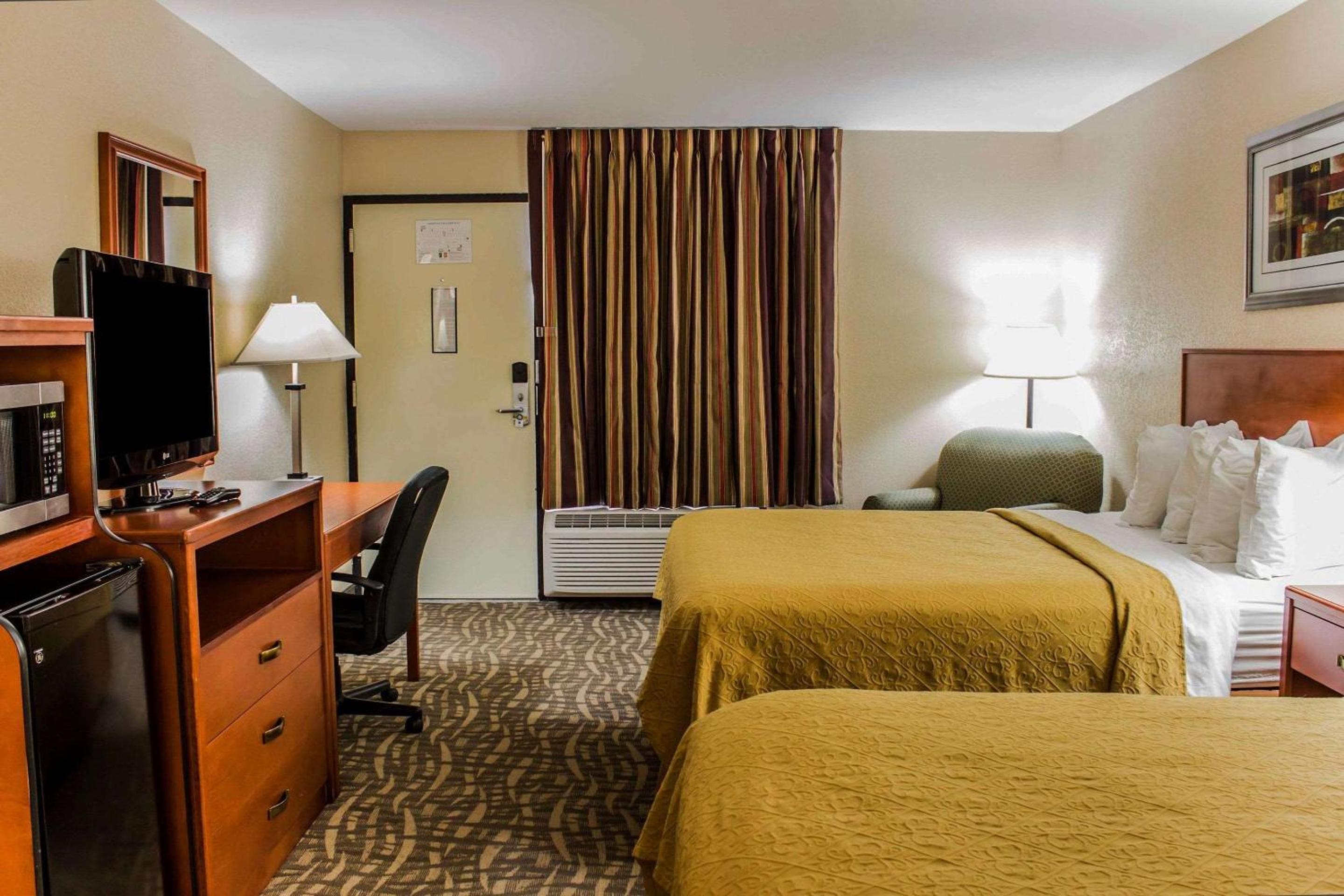 Quadruple Room with Two Queen Beds - Non Smoking  photo 2