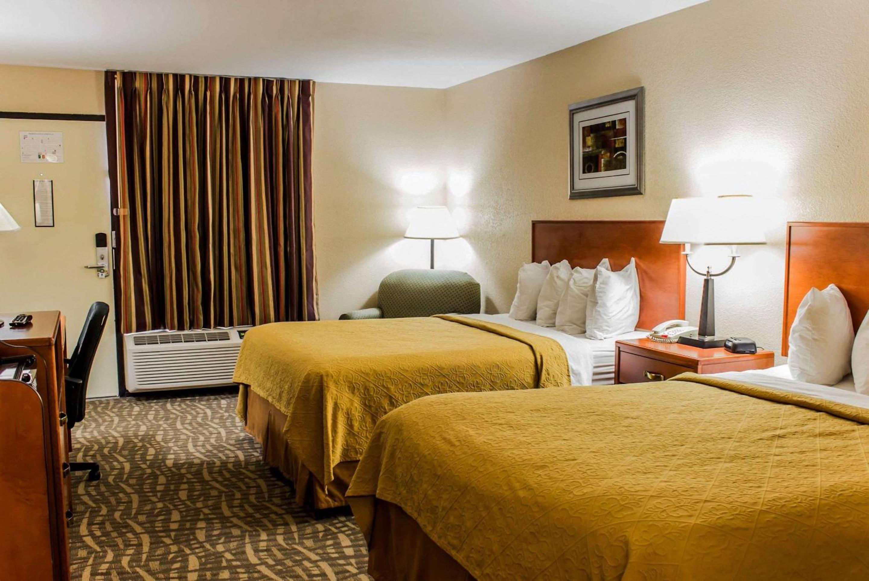 Quadruple Room with Two Queen Beds - Non Smoking  photo 3