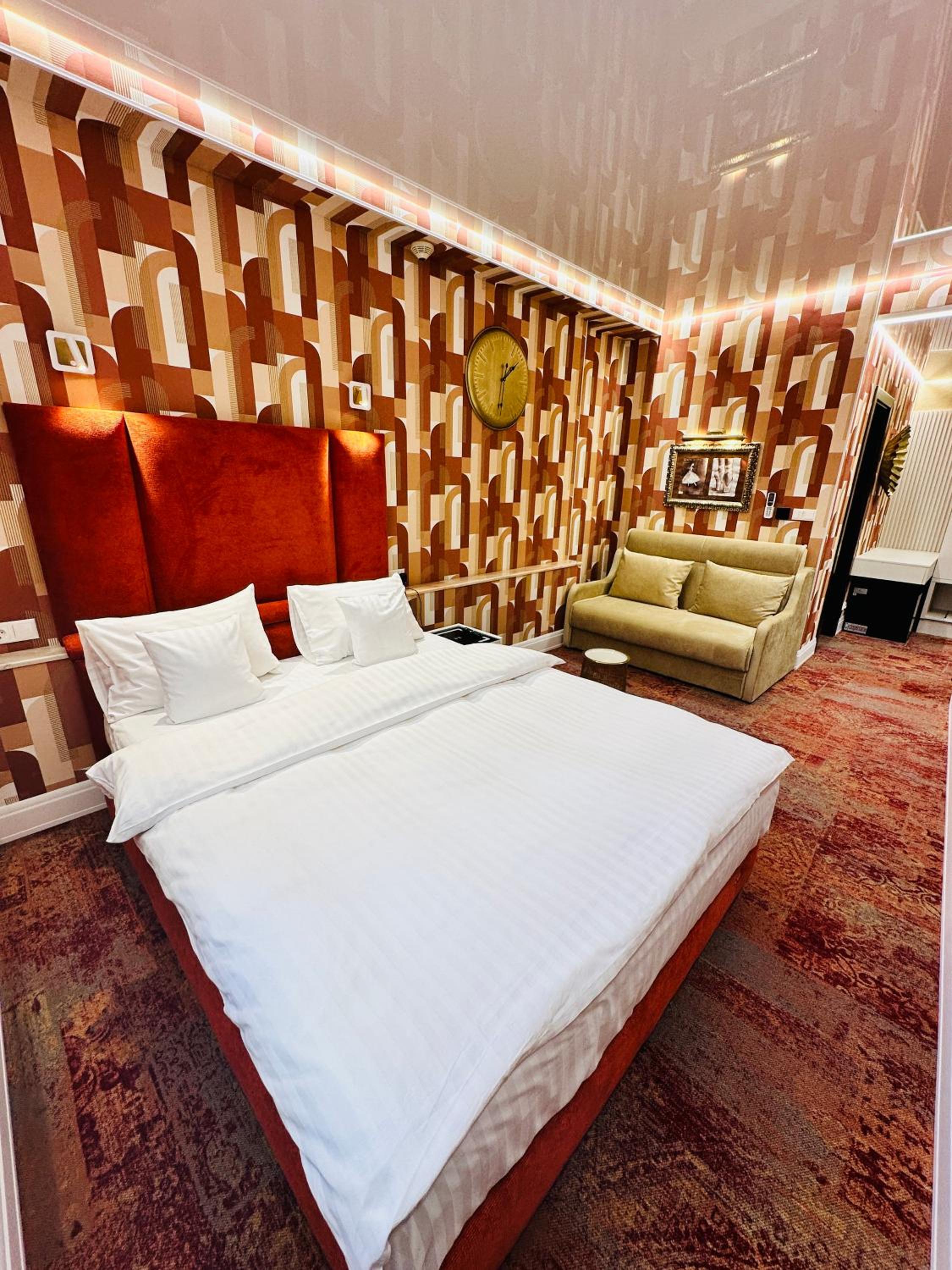 Deluxe Room (2 Adults + 1 Child) - Photo 4