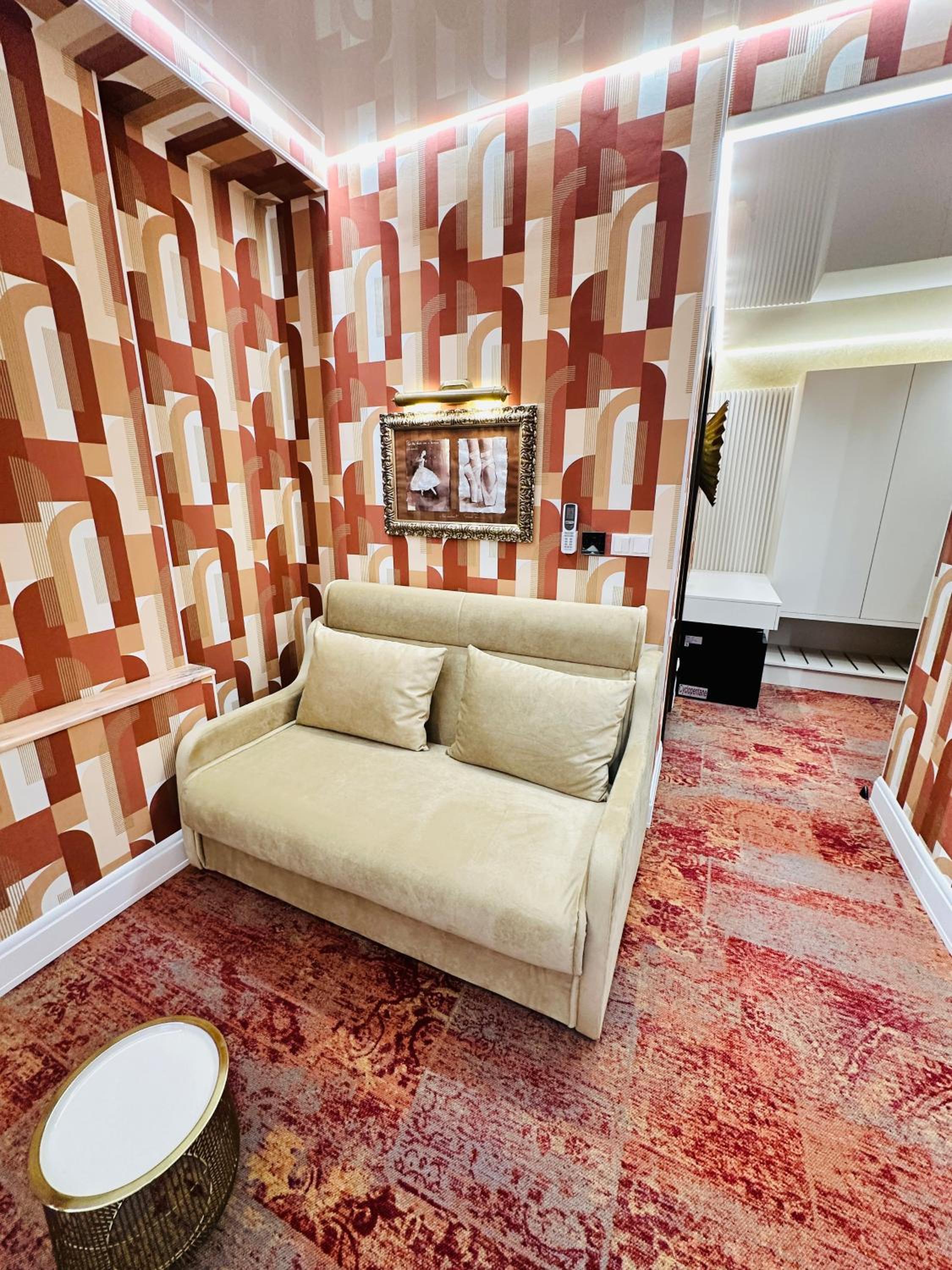 Deluxe Room (2 Adults + 1 Child) - Photo 2