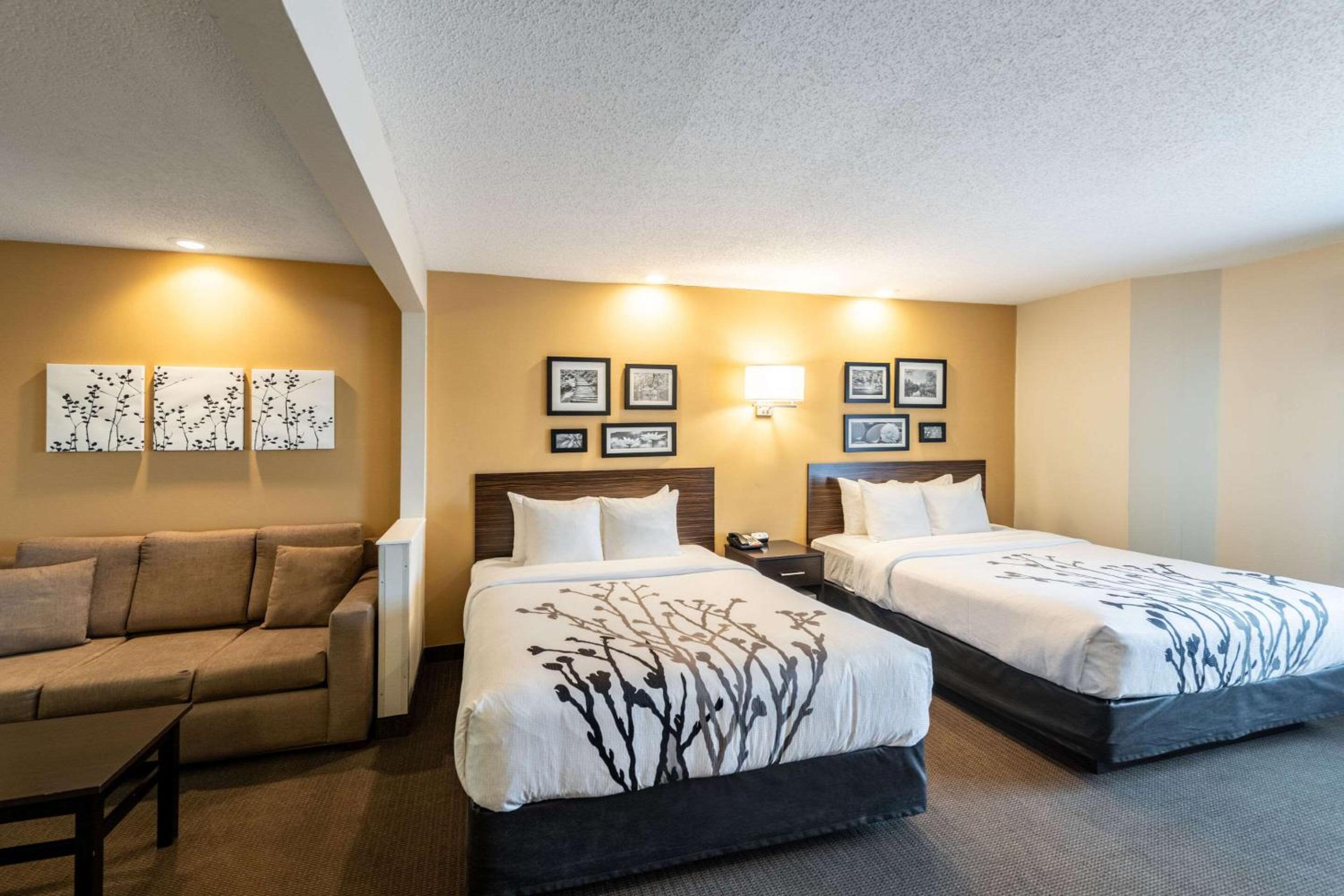 Queen Suite with Two Queen Beds - Non-Smoking - Photo 2