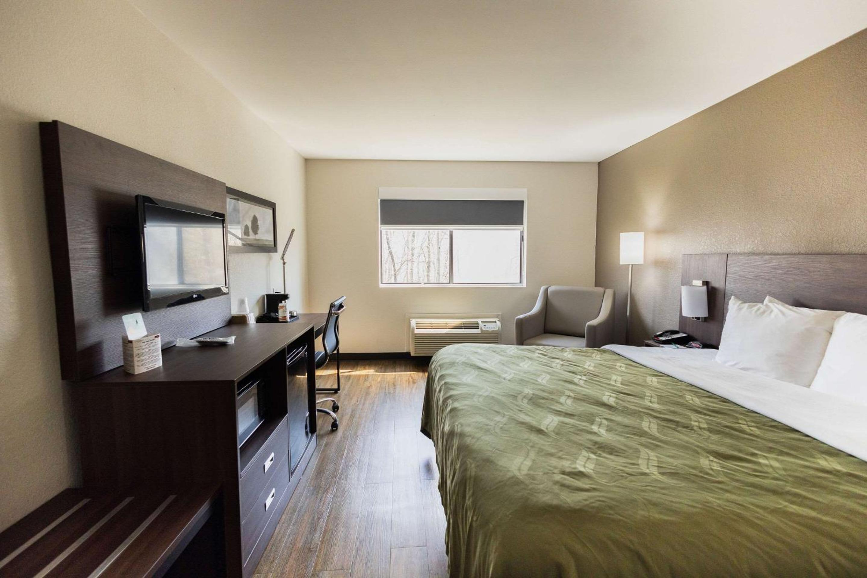 King Room - Non-Smoking - Photo 7