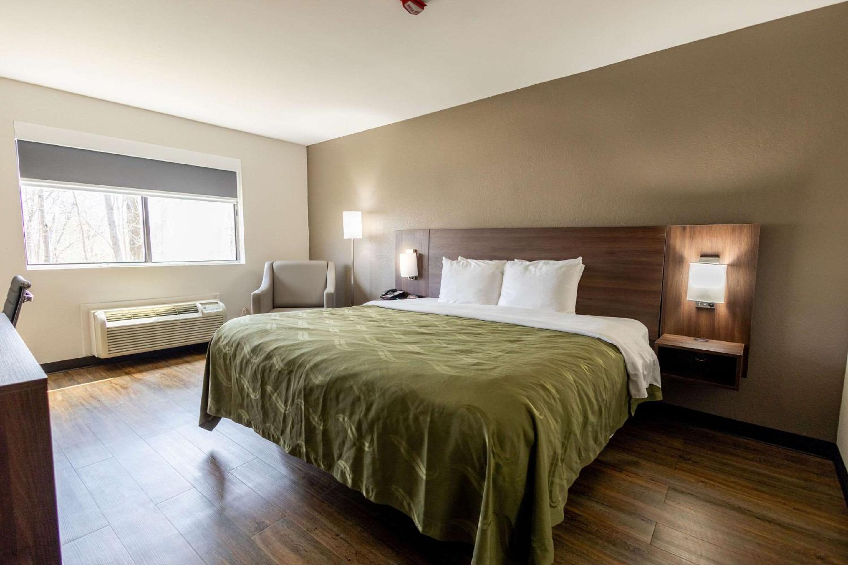 King Room - Non-Smoking - Photo 8