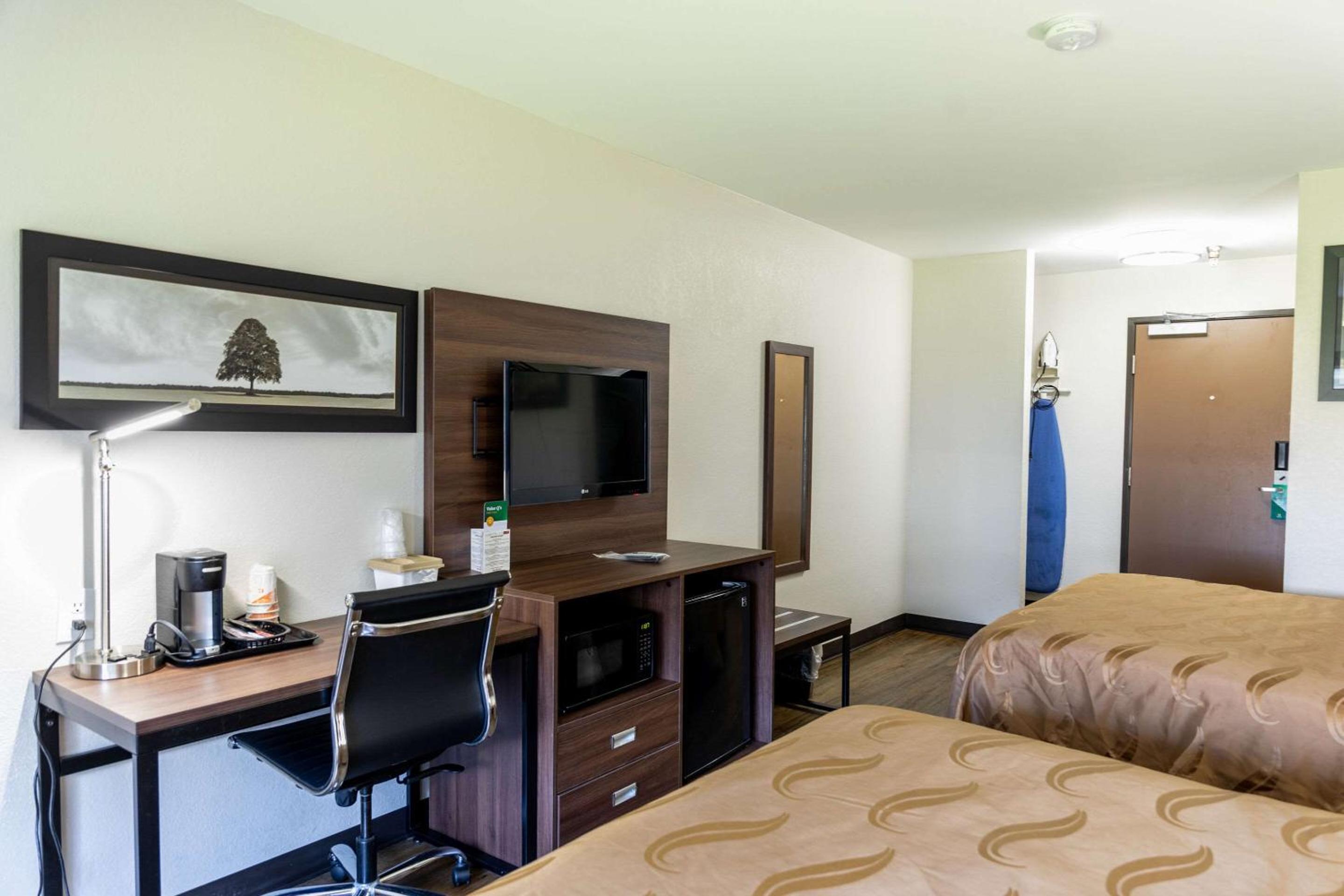 Queen Room with Two Queen Beds - Non-Smoking - Photo 8