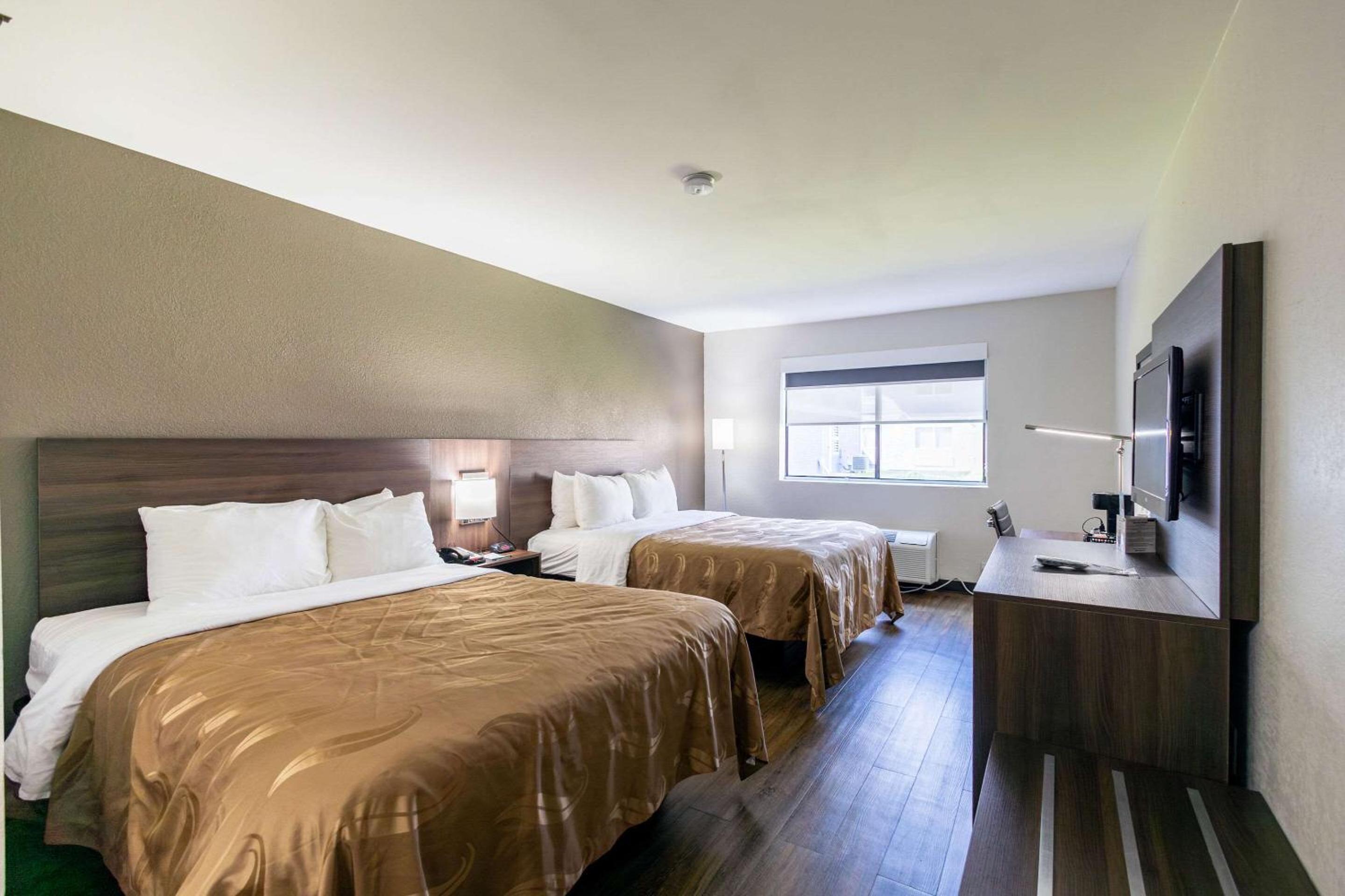 Queen Room with Two Queen Beds - Non-Smoking - Photo 9