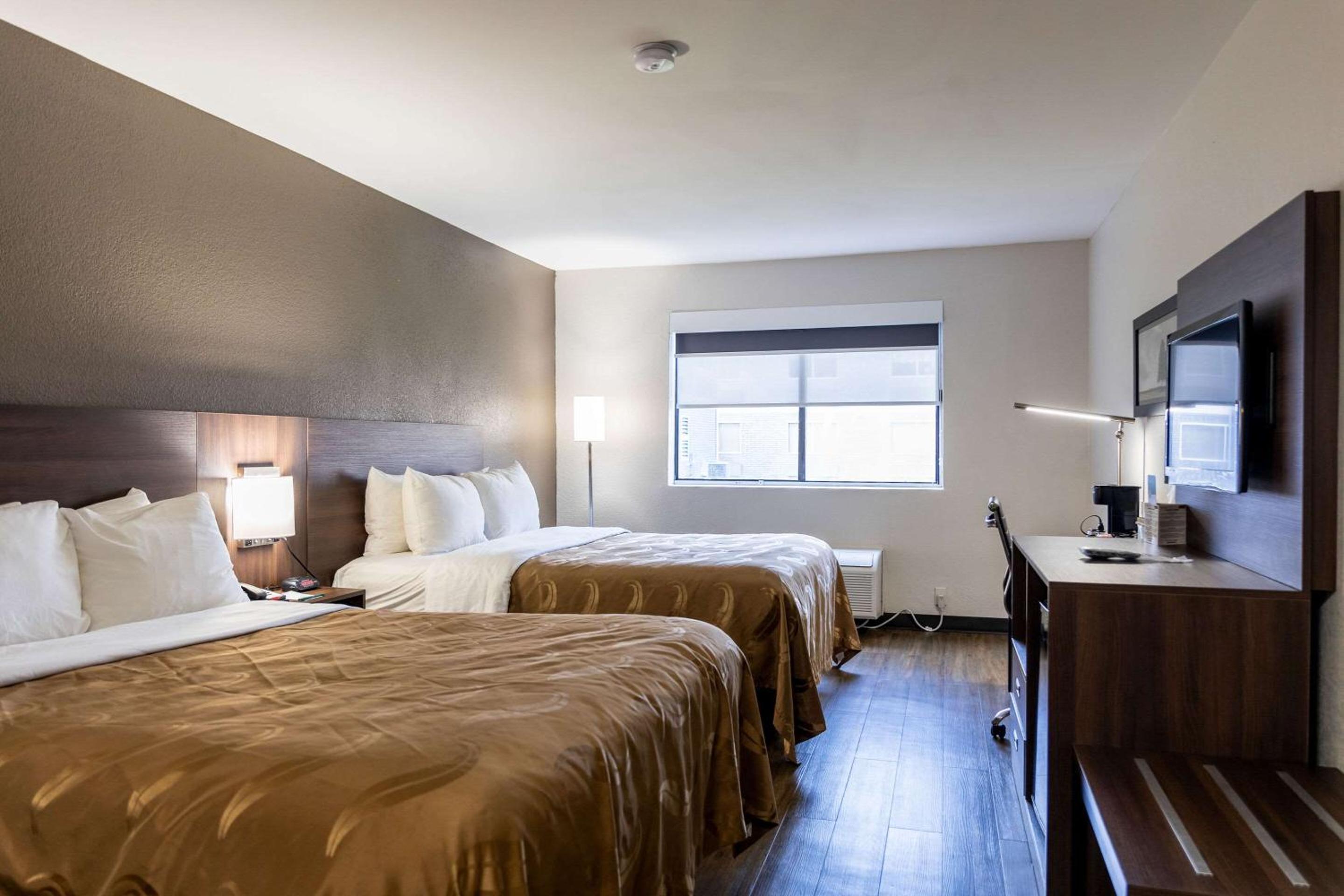 Queen Room with Two Queen Beds - Non-Smoking - Photo 10