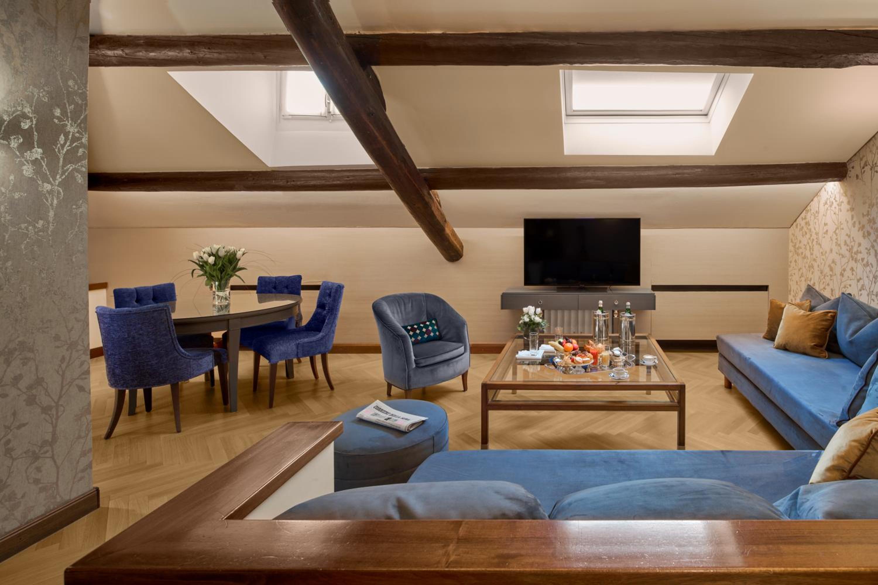 Suite - Photo 5
