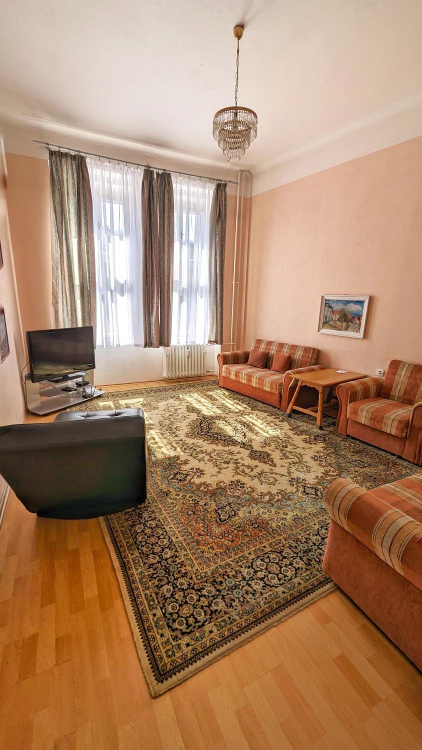 One-Bedroom Apartment photo 1