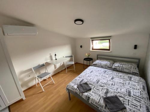 Double Room with Private Bathroom photo 2