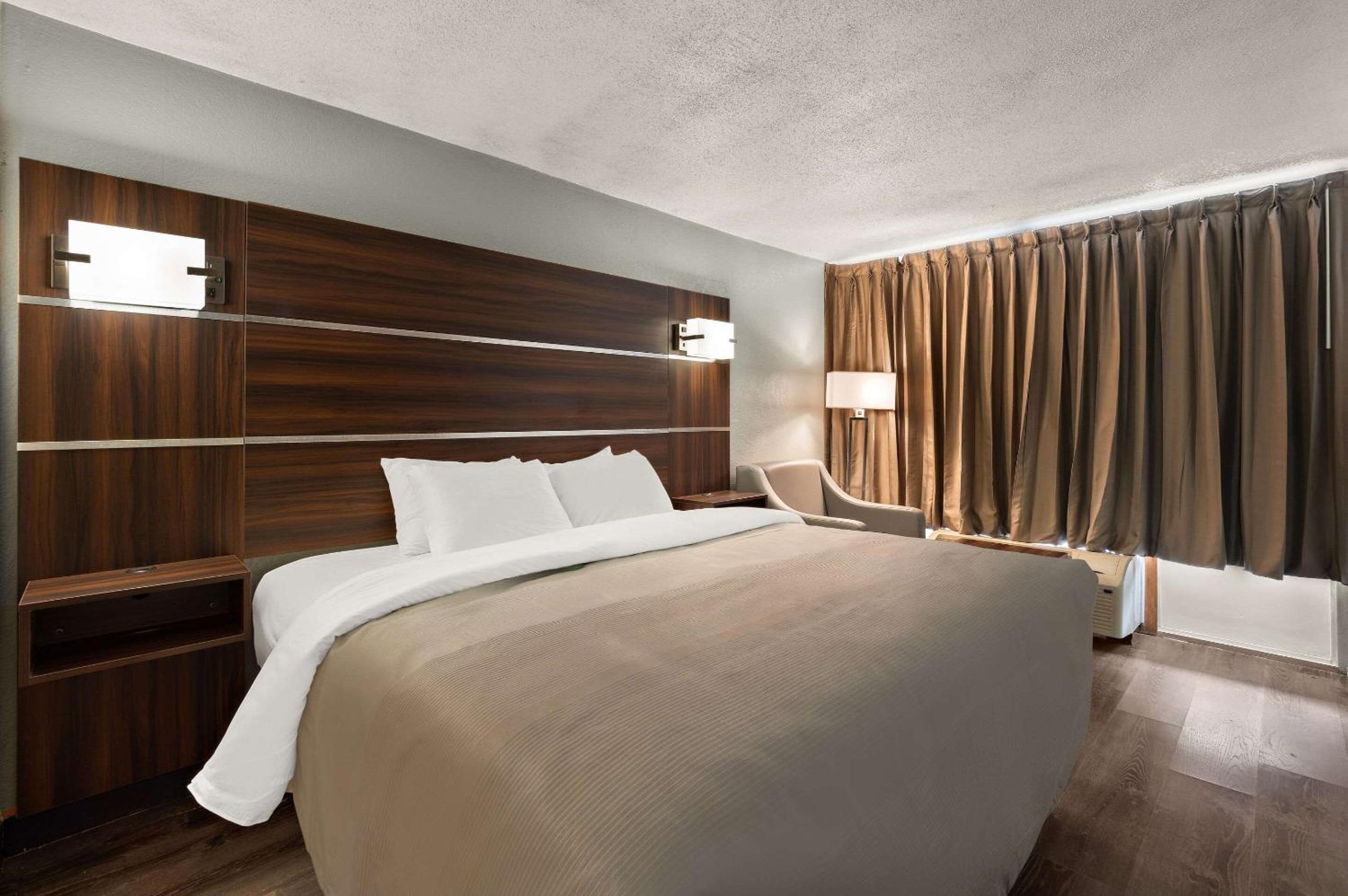 King Room with Tub - Disability Access/Non Smoking - Photo 1