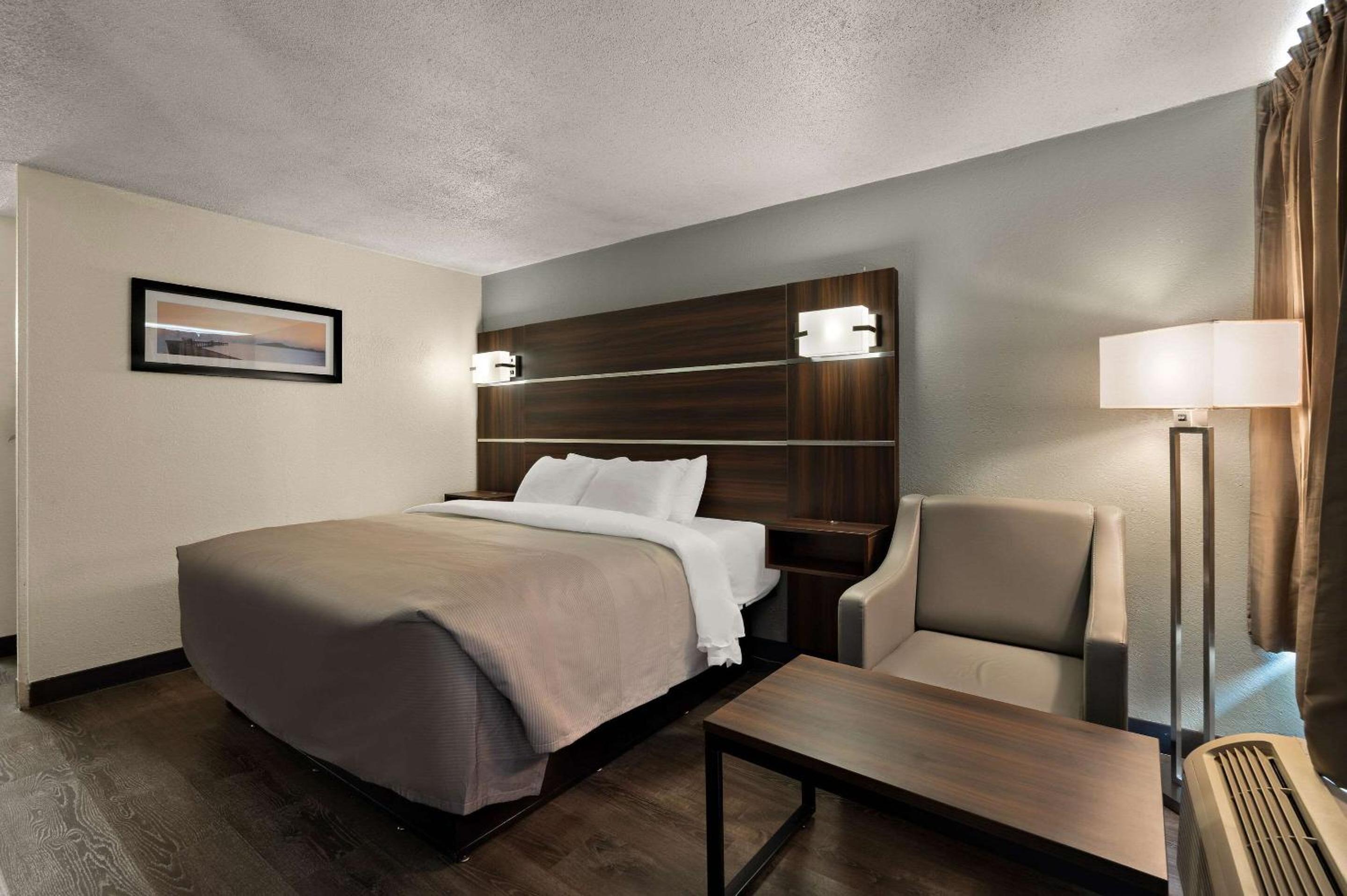 King Room with Tub - Disability Access/Non Smoking - Photo 2