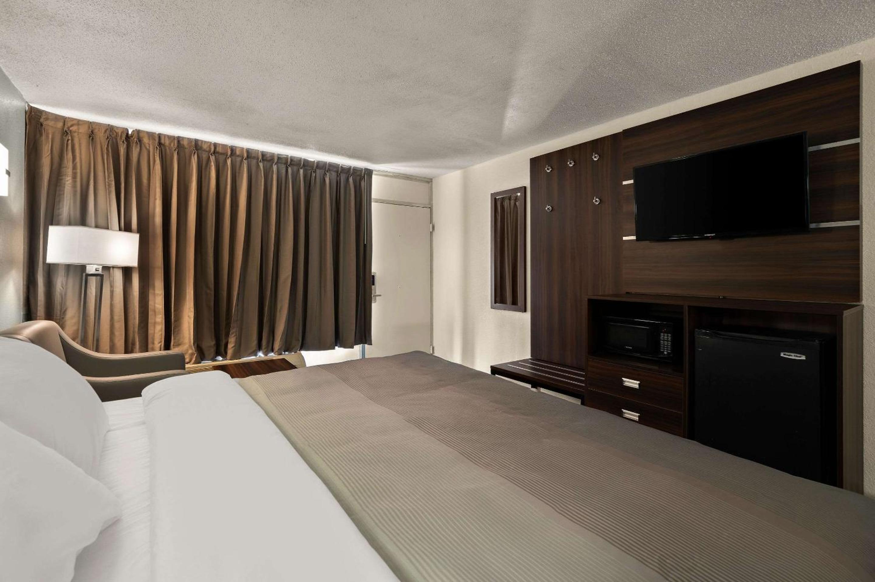 King Room - Non Smoking - Photo 3