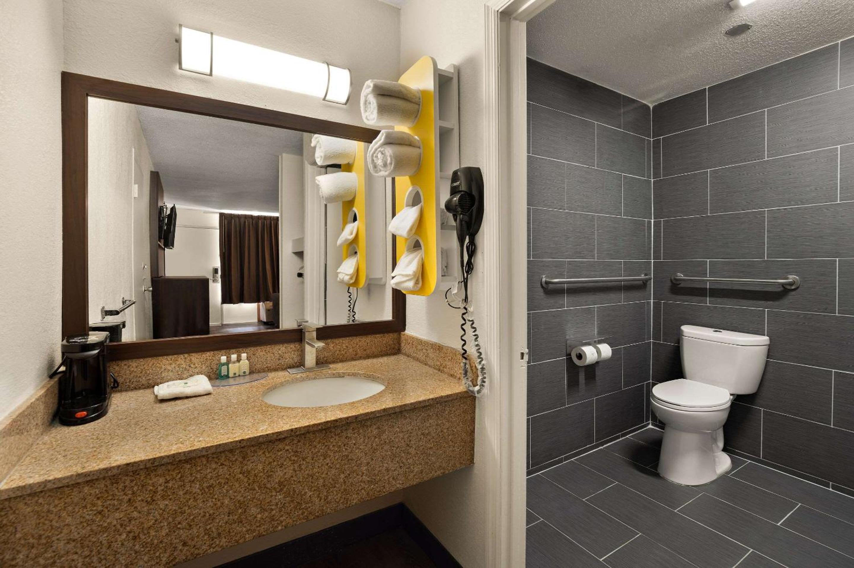 King Room with Tub - Disability Access/Non Smoking - Photo 3