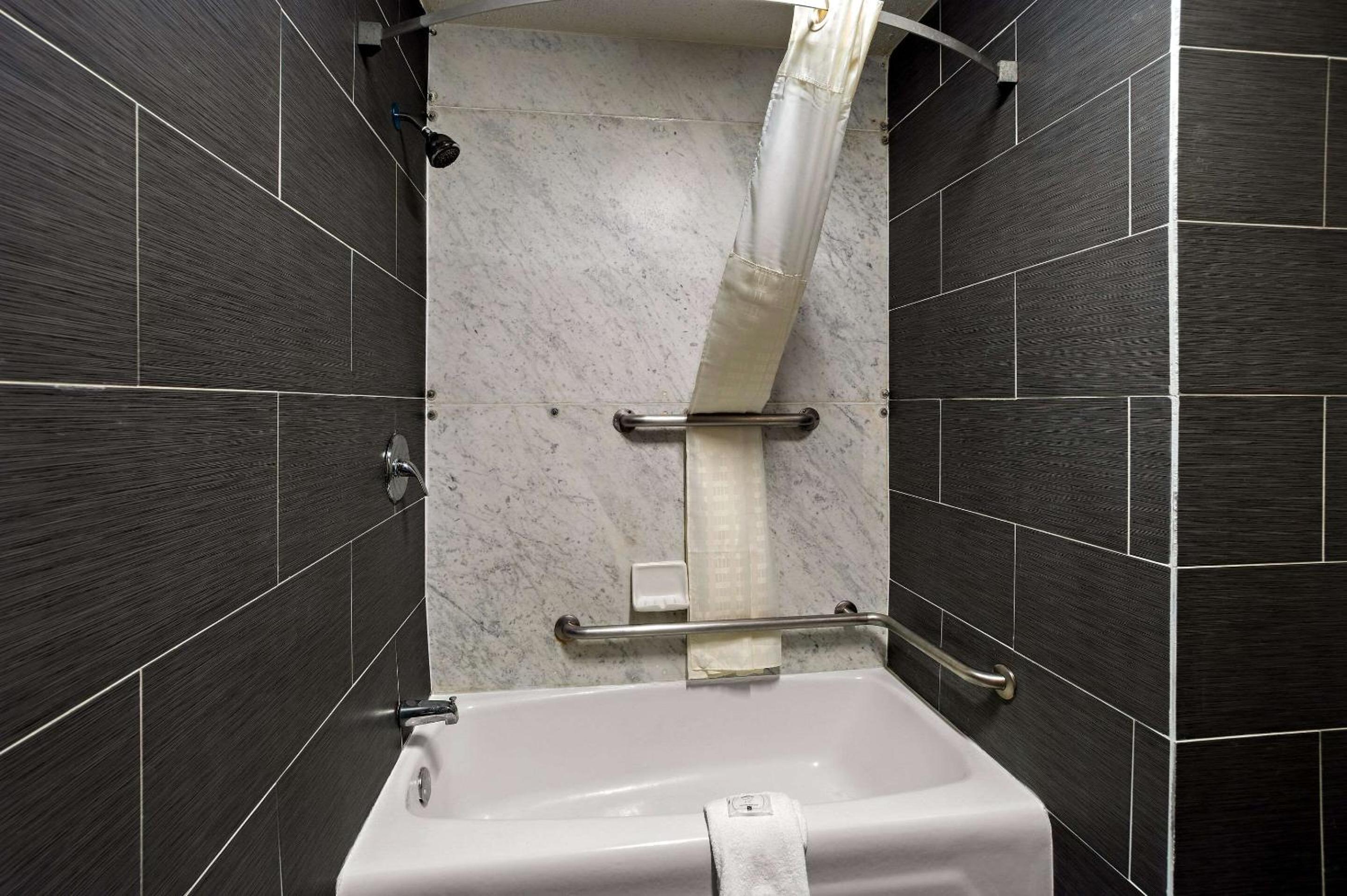 King Room with Tub - Disability Access/Non Smoking - Photo 4