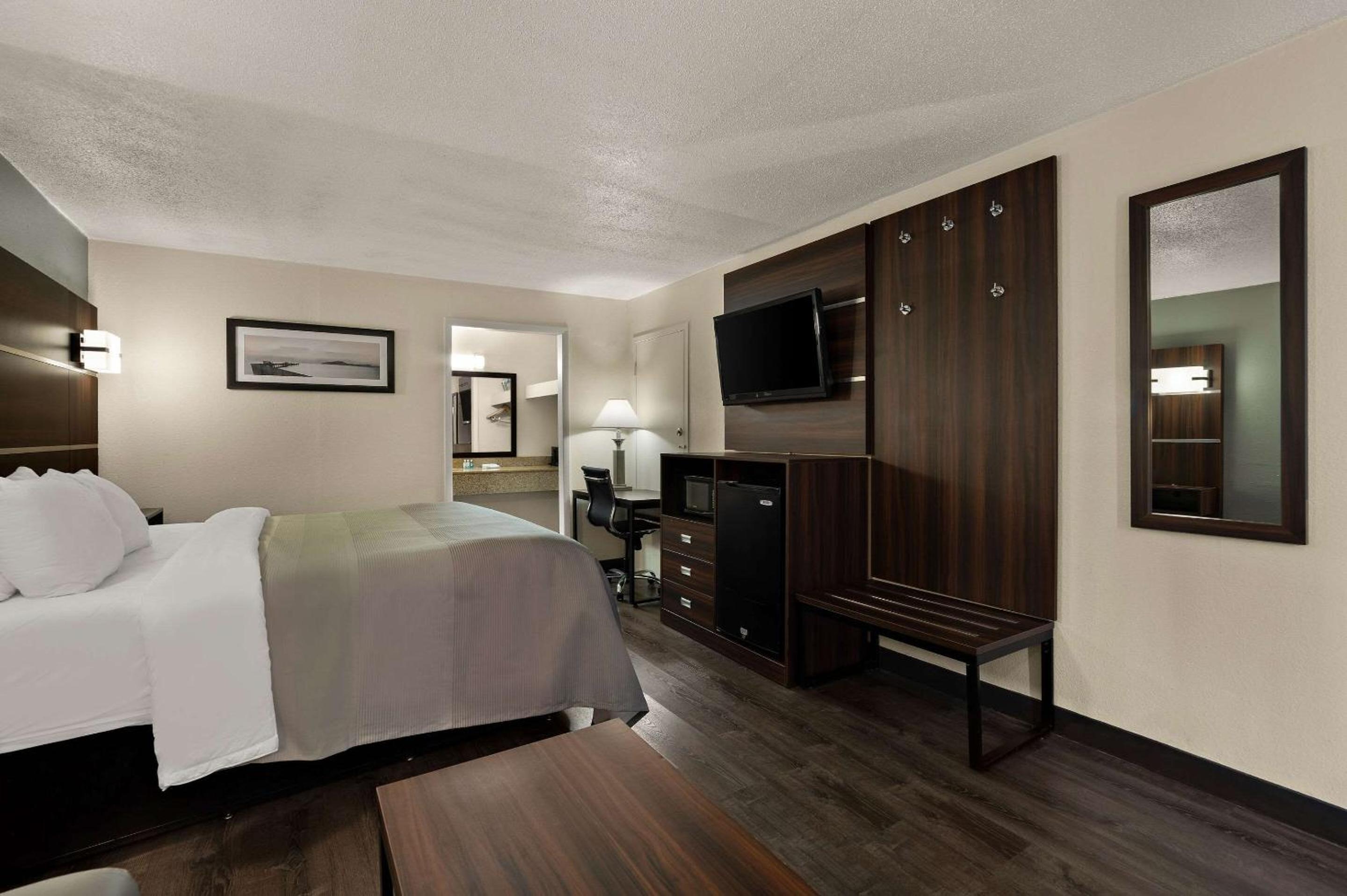 King Room - Non Smoking - Photo 2
