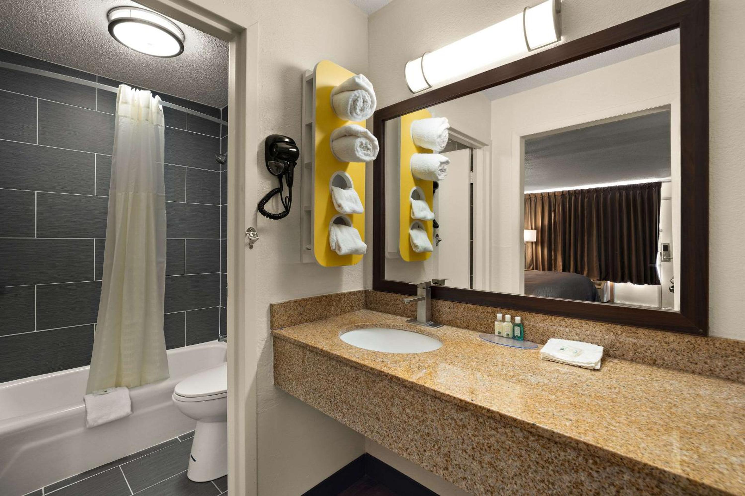 King Room - Non Smoking - Photo 4