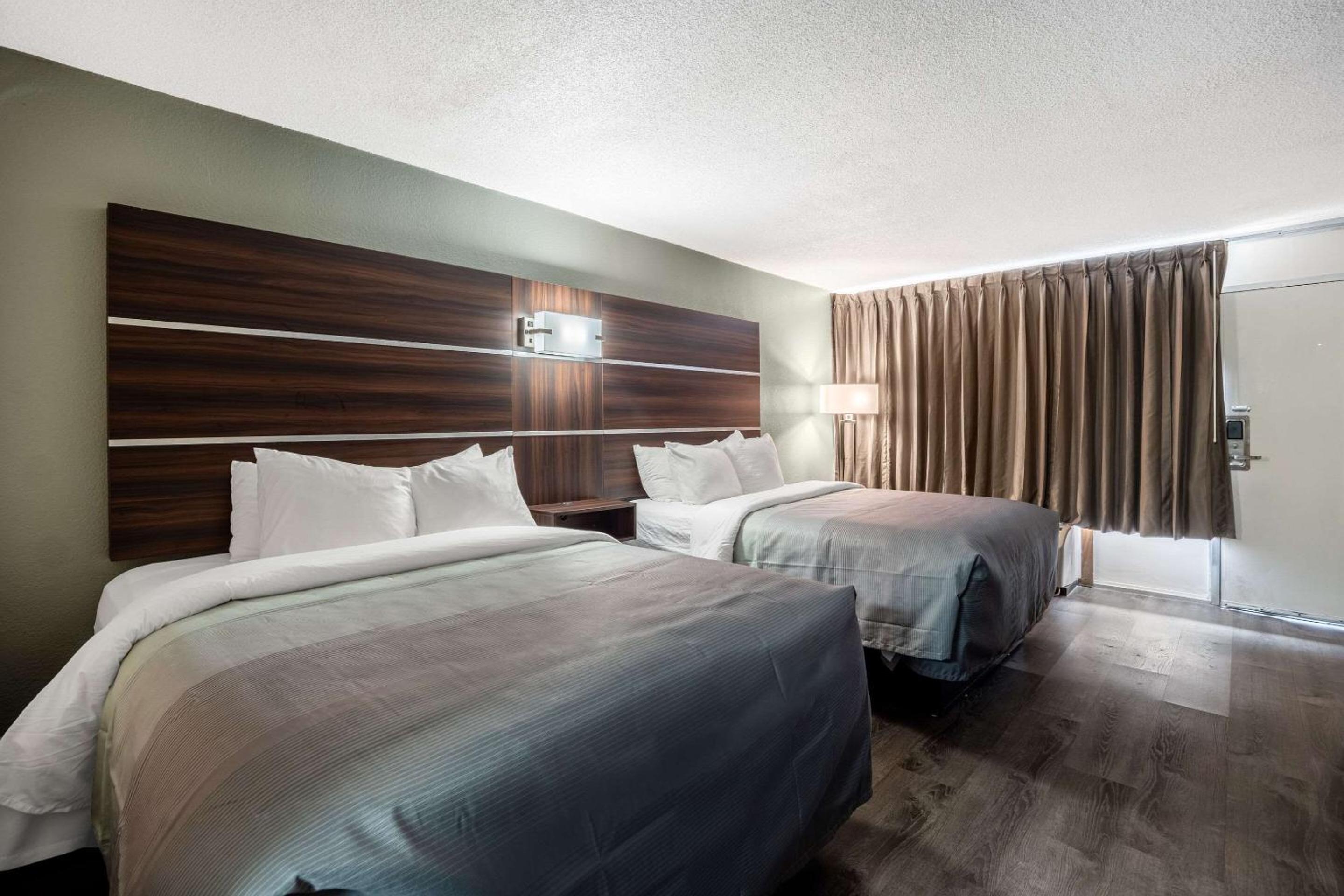 Quadruple Room with Two Queen Beds - Non Smoking - Photo 1