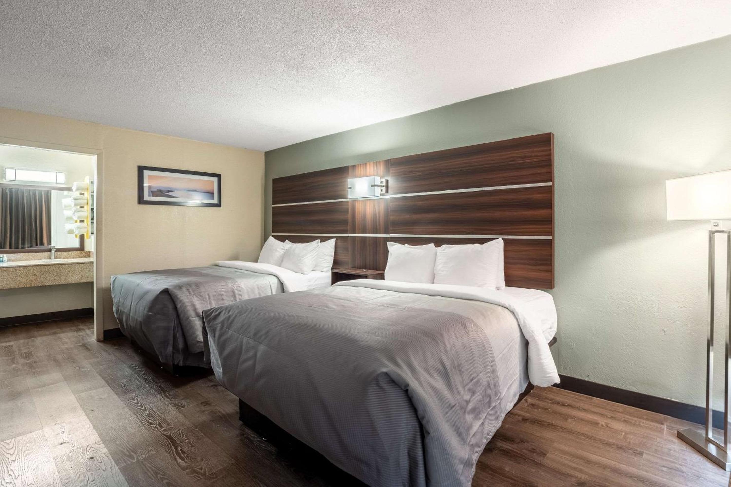 Quadruple Room with Two Queen Beds - Non Smoking - Photo 2