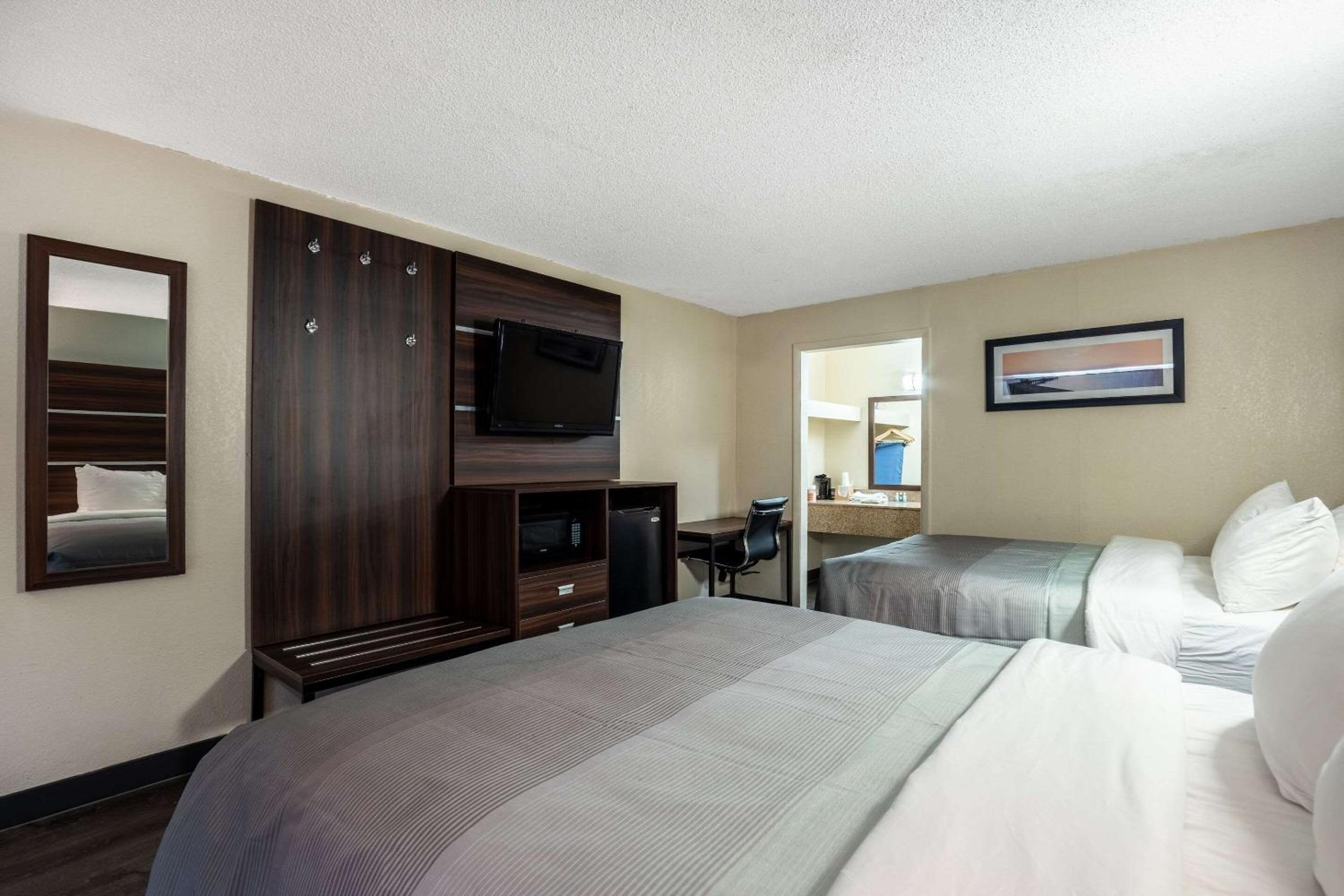 Quadruple Room with Two Queen Beds - Non Smoking - Photo 3