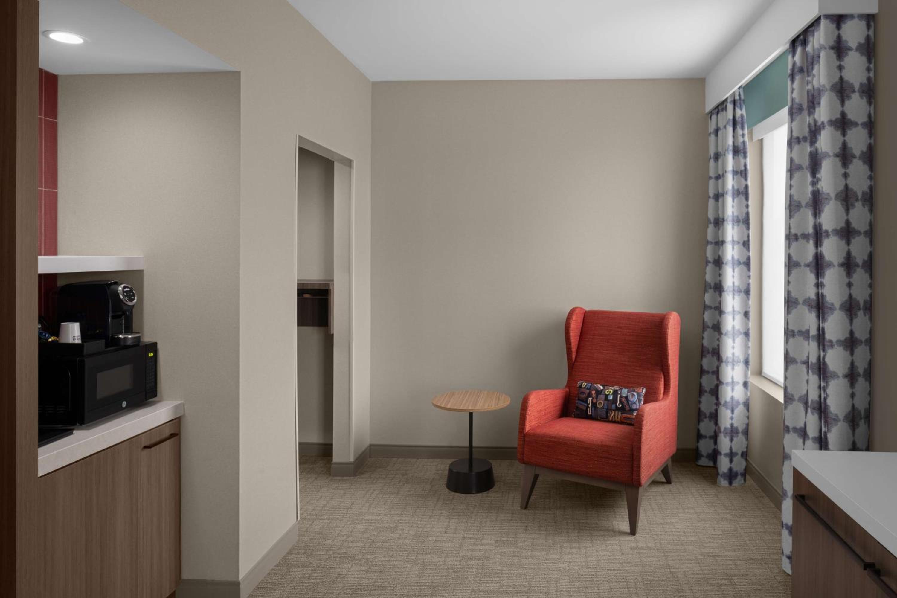 Deluxe Queen Room with Two Queen Beds - Non-Smoking - Photo 2