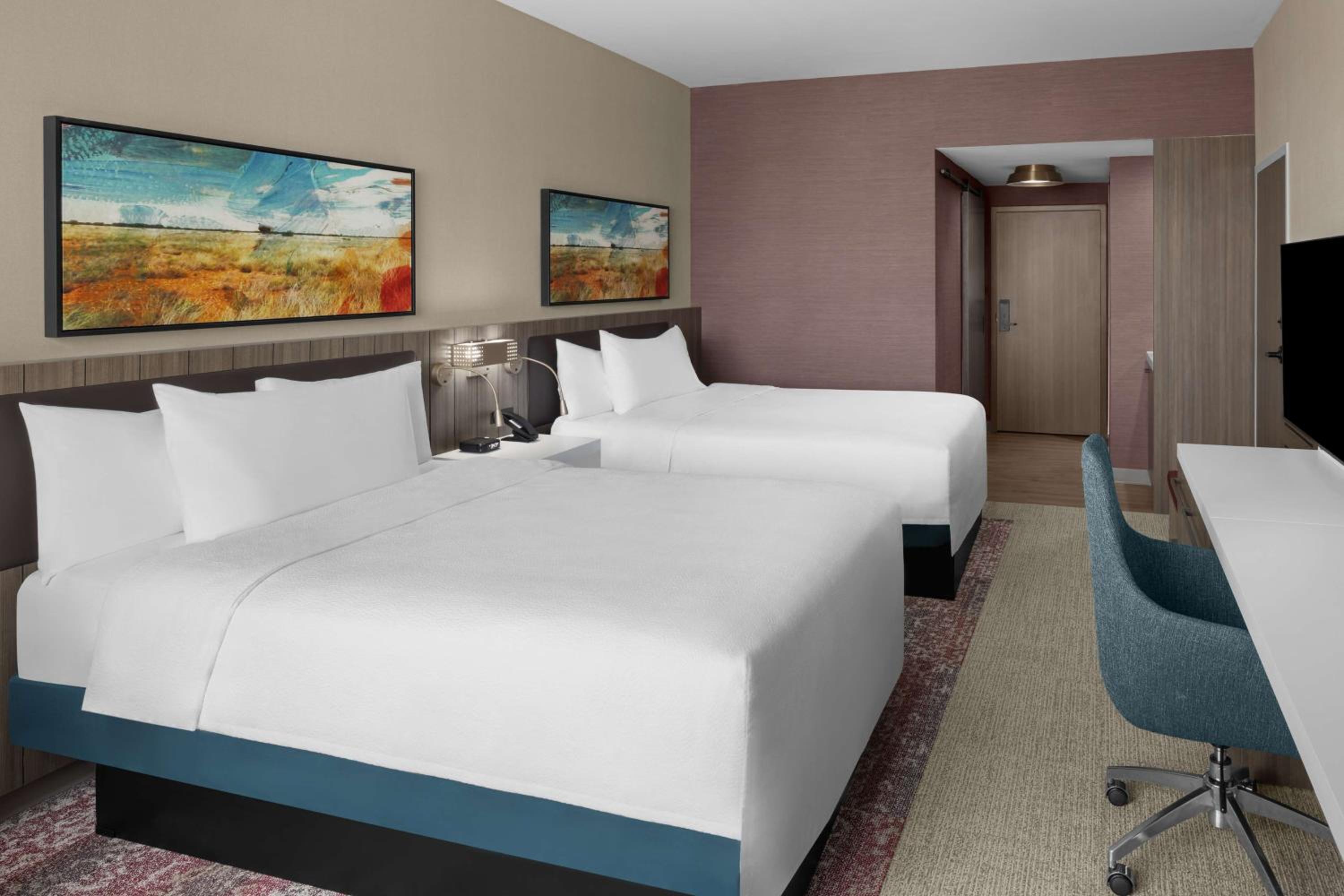 Queen Room with Two Queen Beds - Photo 3