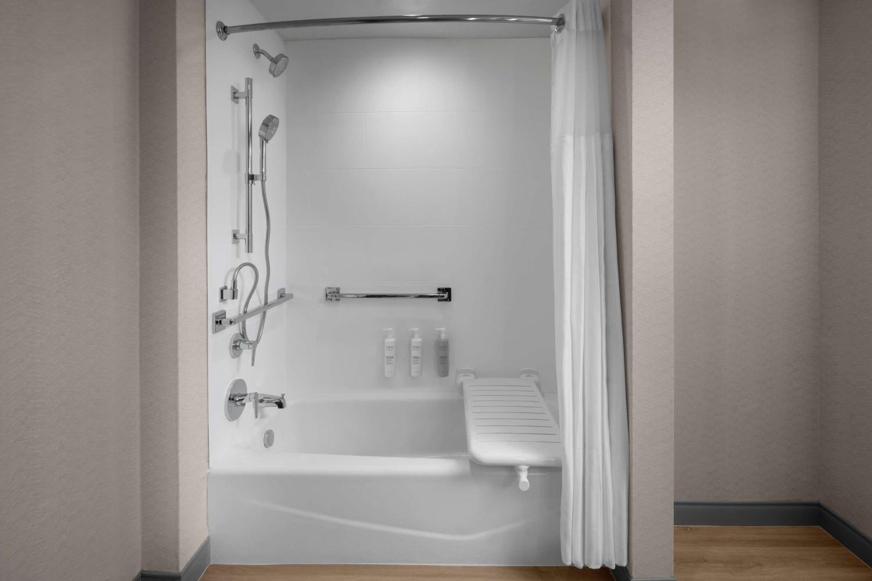 King Room with Accessible Tub - Mobility Access - Photo 5