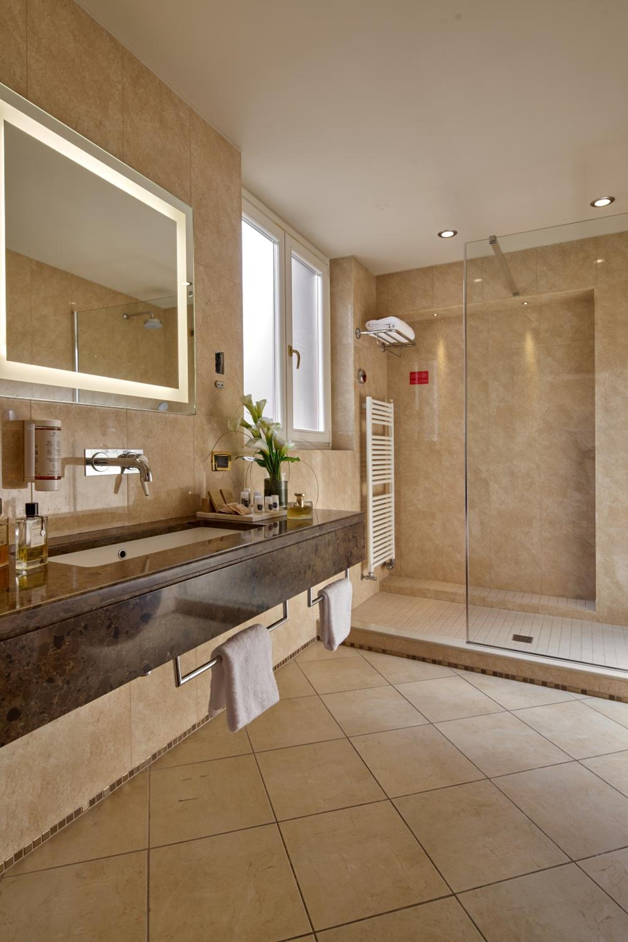 Suite - Photo 3