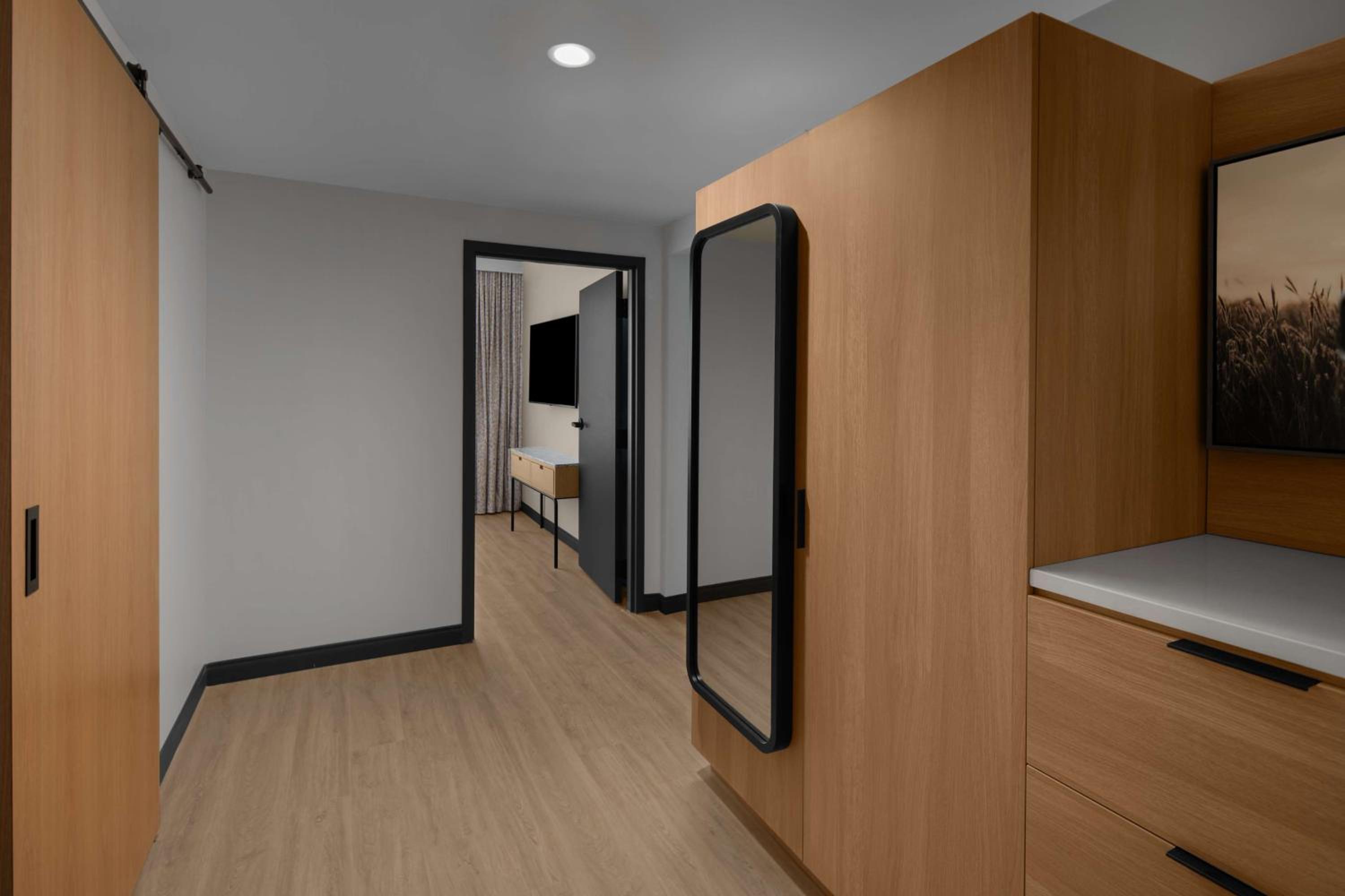 One-Bedroom King Suite - Non-Smoking - Photo 3