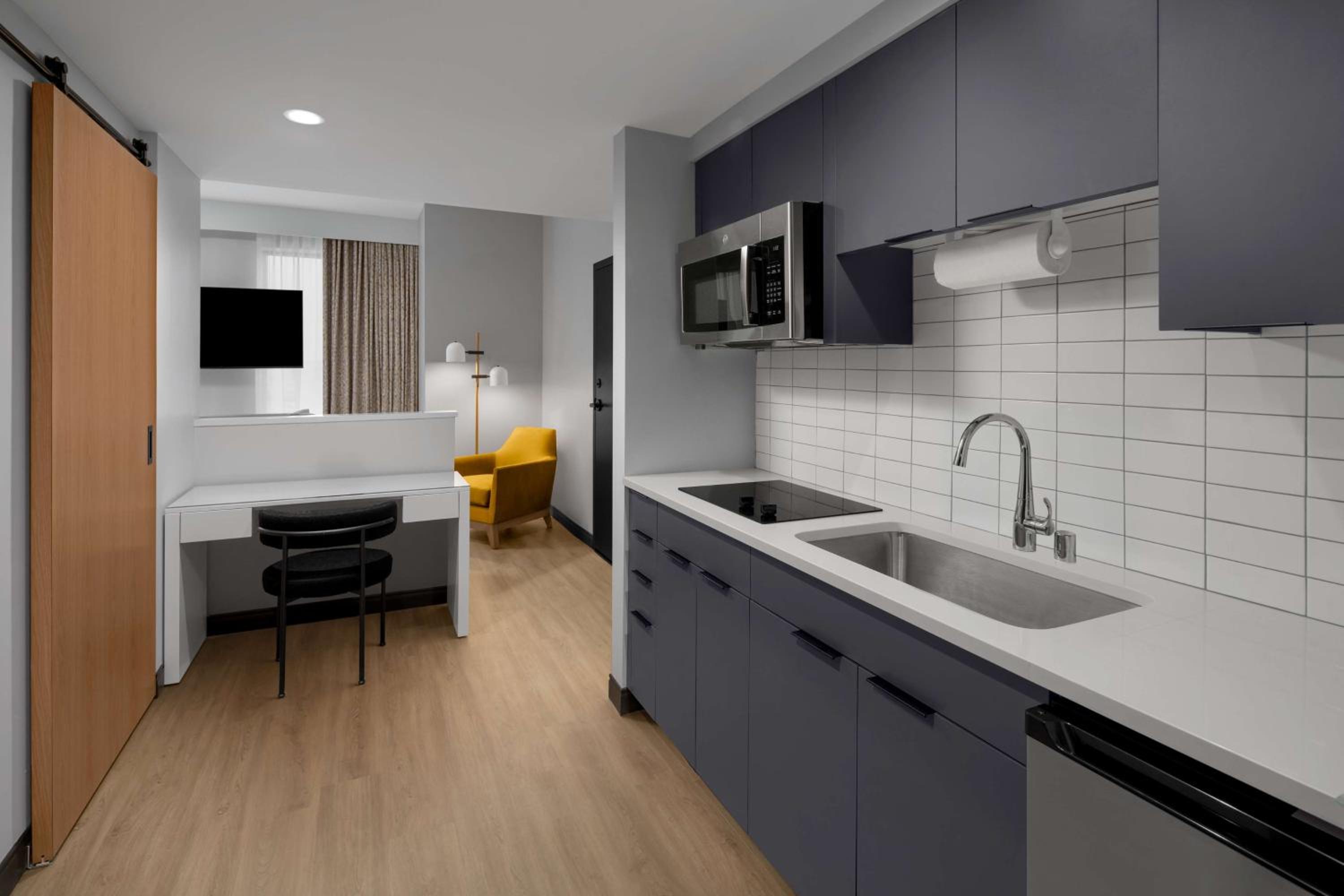 Efficiency King Suite  - Photo 2