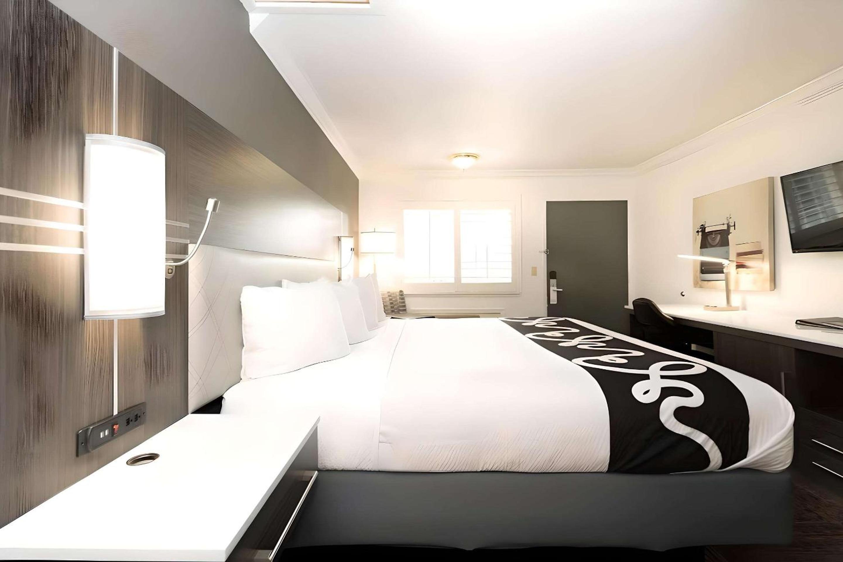 Queen Room - Non Smoking photo 3