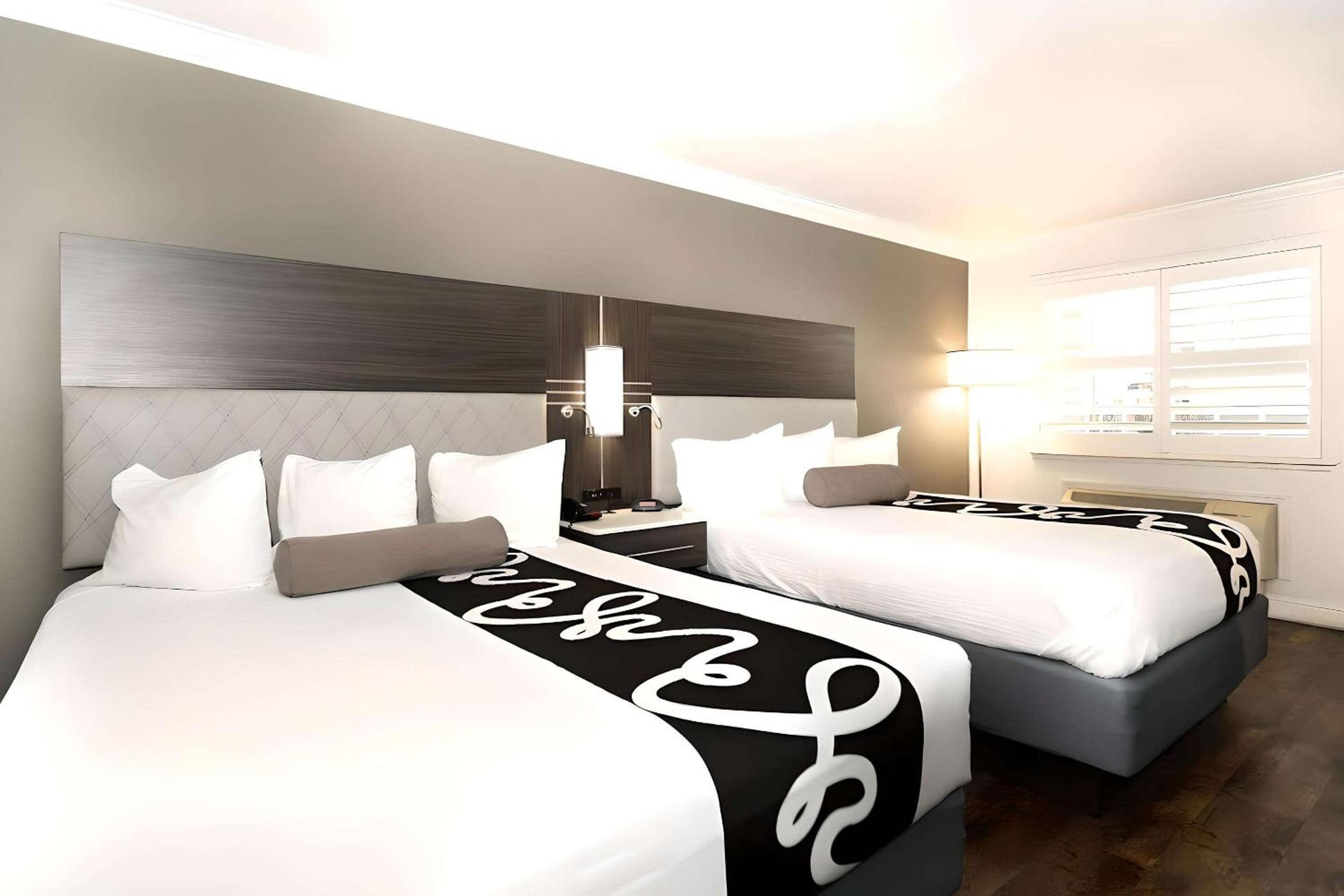 Quadruple Room with Two Queen Beds - Disability Access/Non Smoking photo 2