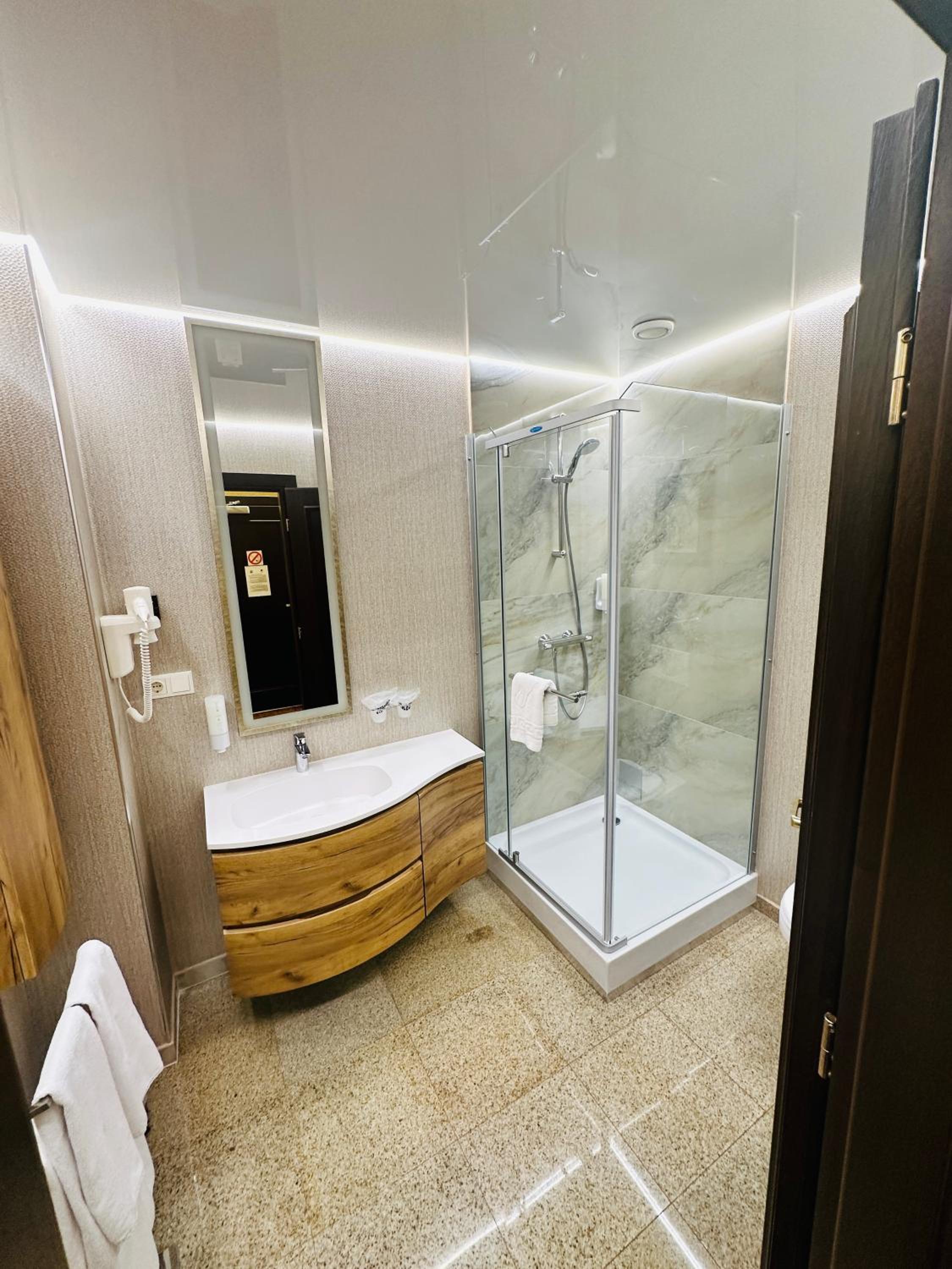 Deluxe Room (2 Adults + 1 Child) - Photo 6