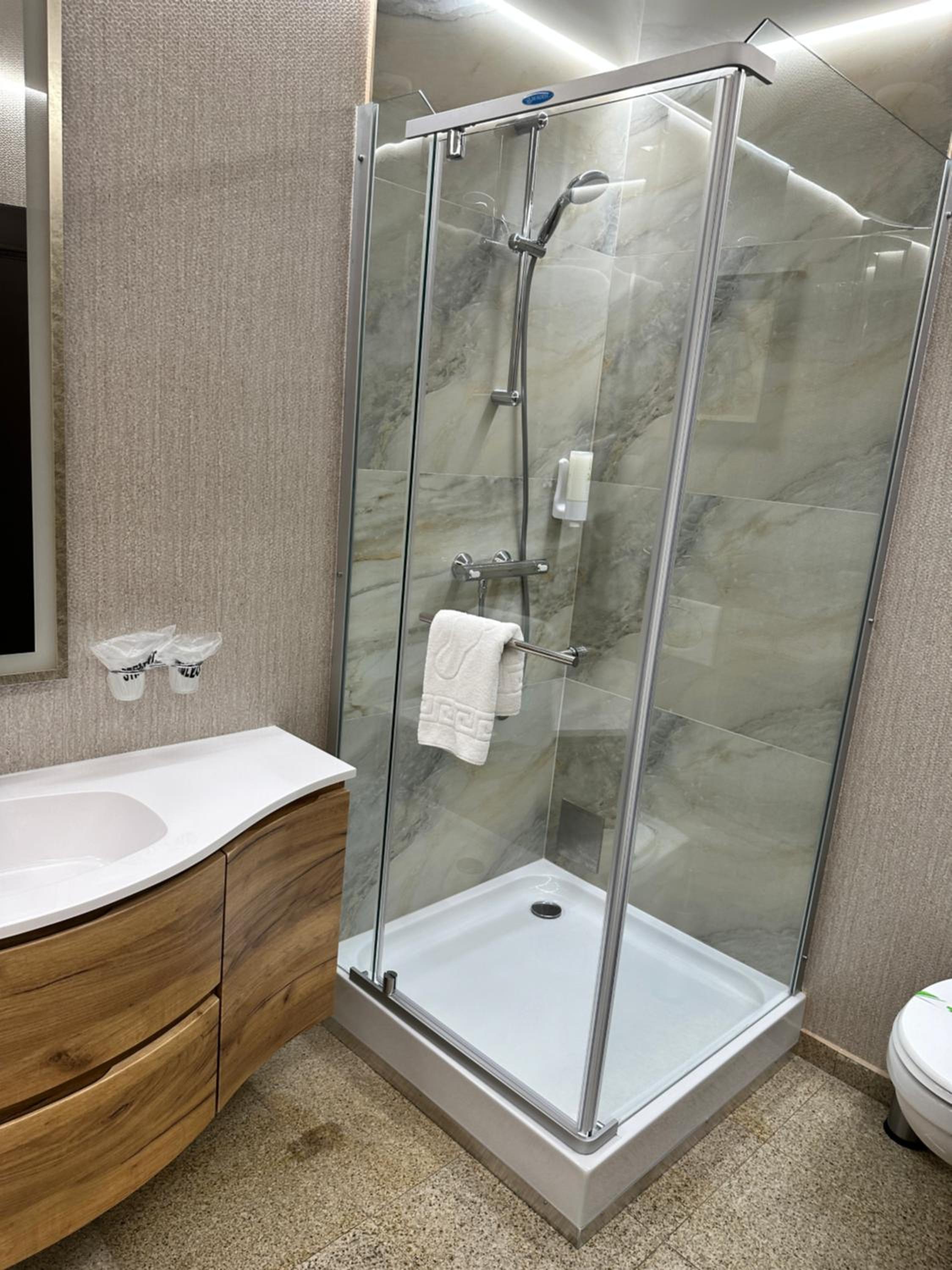 Deluxe Room (2 Adults + 1 Child) - Photo 7
