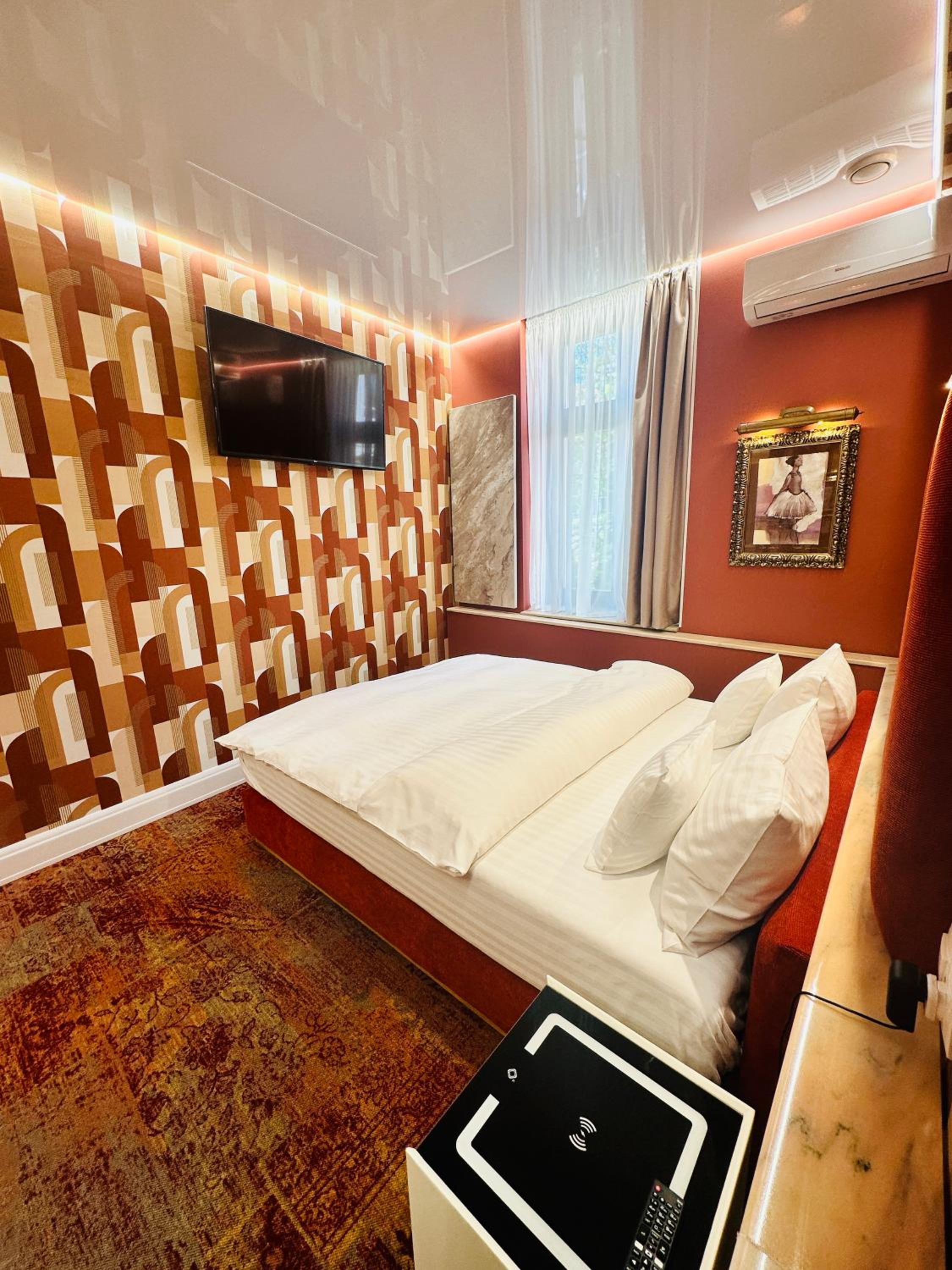 Deluxe Room (2 Adults + 1 Child) - Photo 8